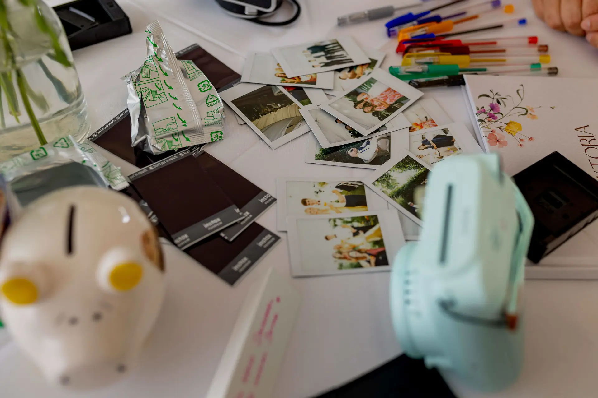 Instax-Fotos und Sofortbildkamera auf dem Gästebuch-Tisch