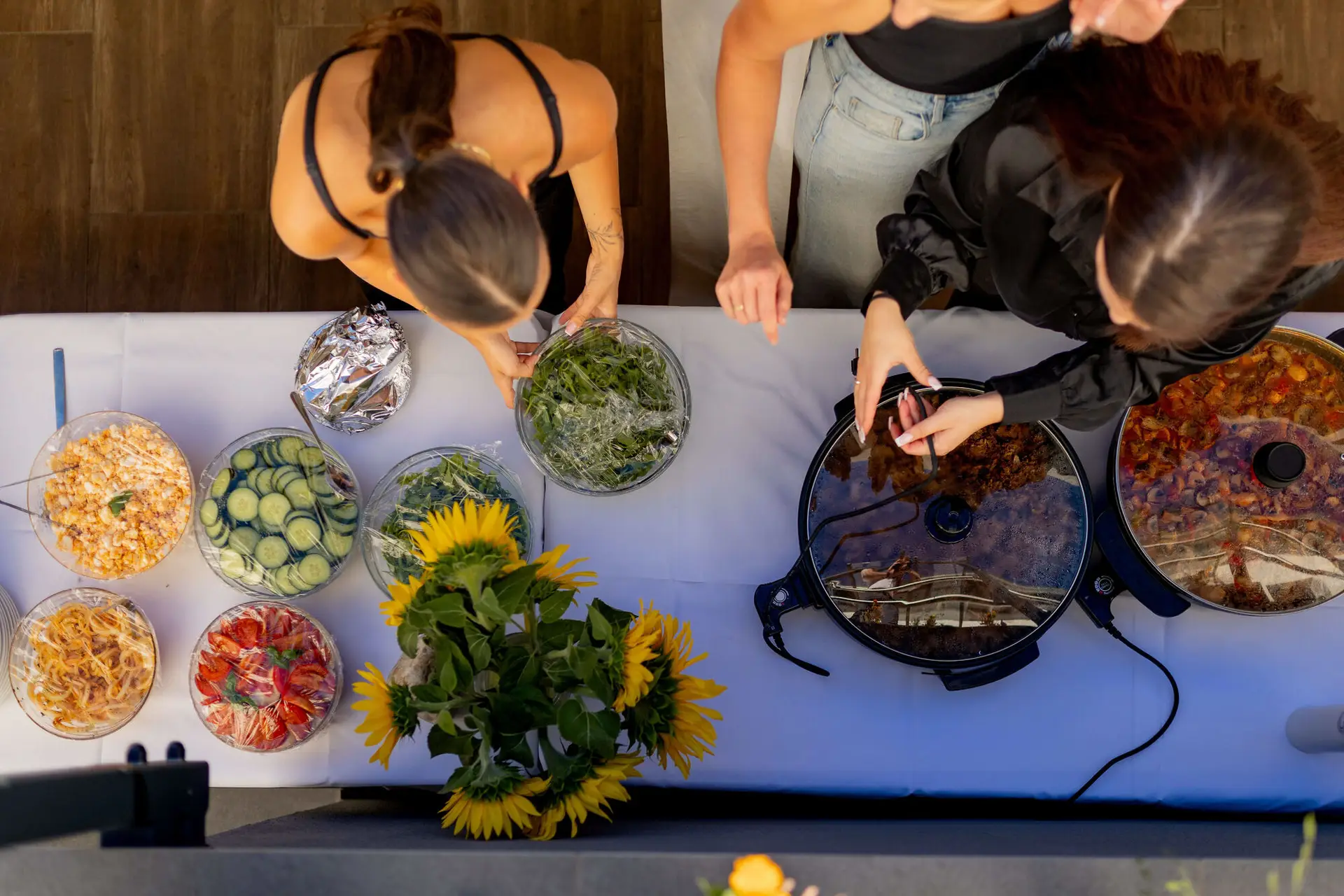 DIY-Pita-Station mit Gyros-Füllung und Salaten von oben