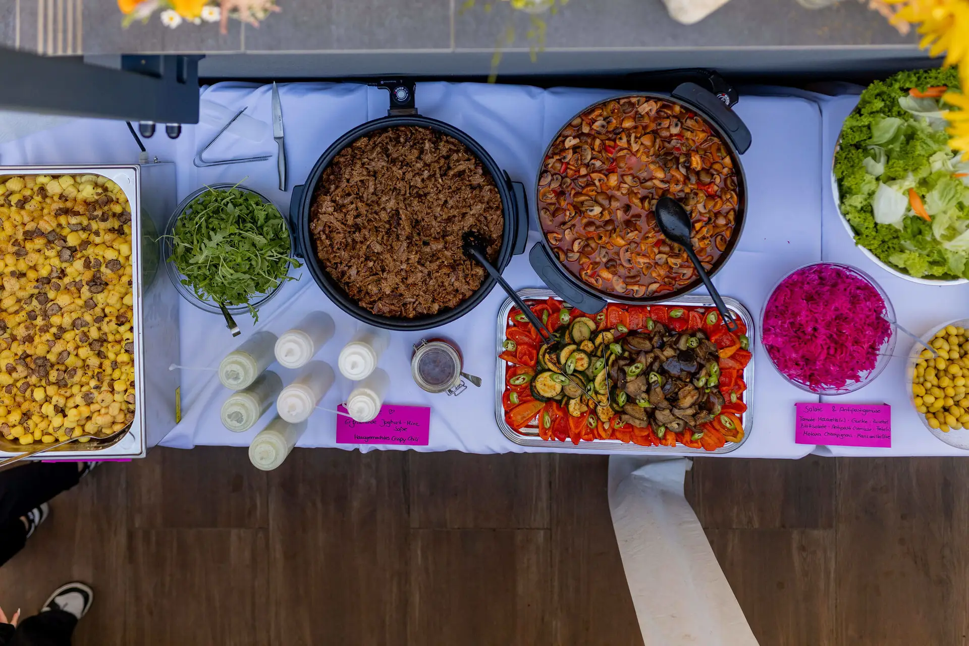 Buffet mit verschiedenen Salaten, Brot und Beilagen aus der Vogelperspektive