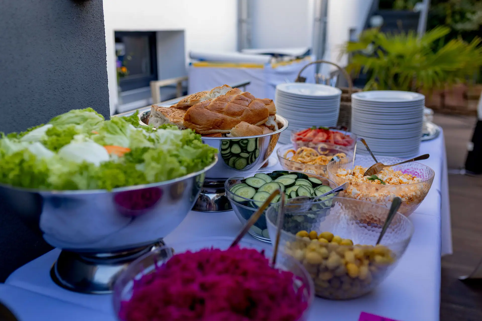 Salatbuffet mit frischem Brot, Gurken und verschiedenen Salaten