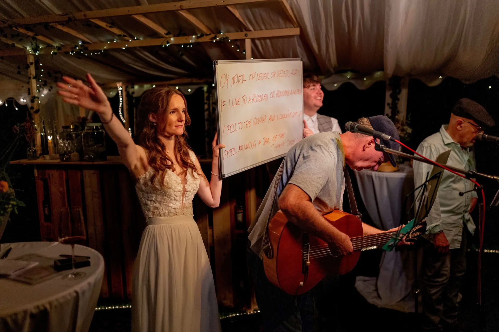 Braut tanzt und singt mit bei der Live-Musik im Gartenzelt