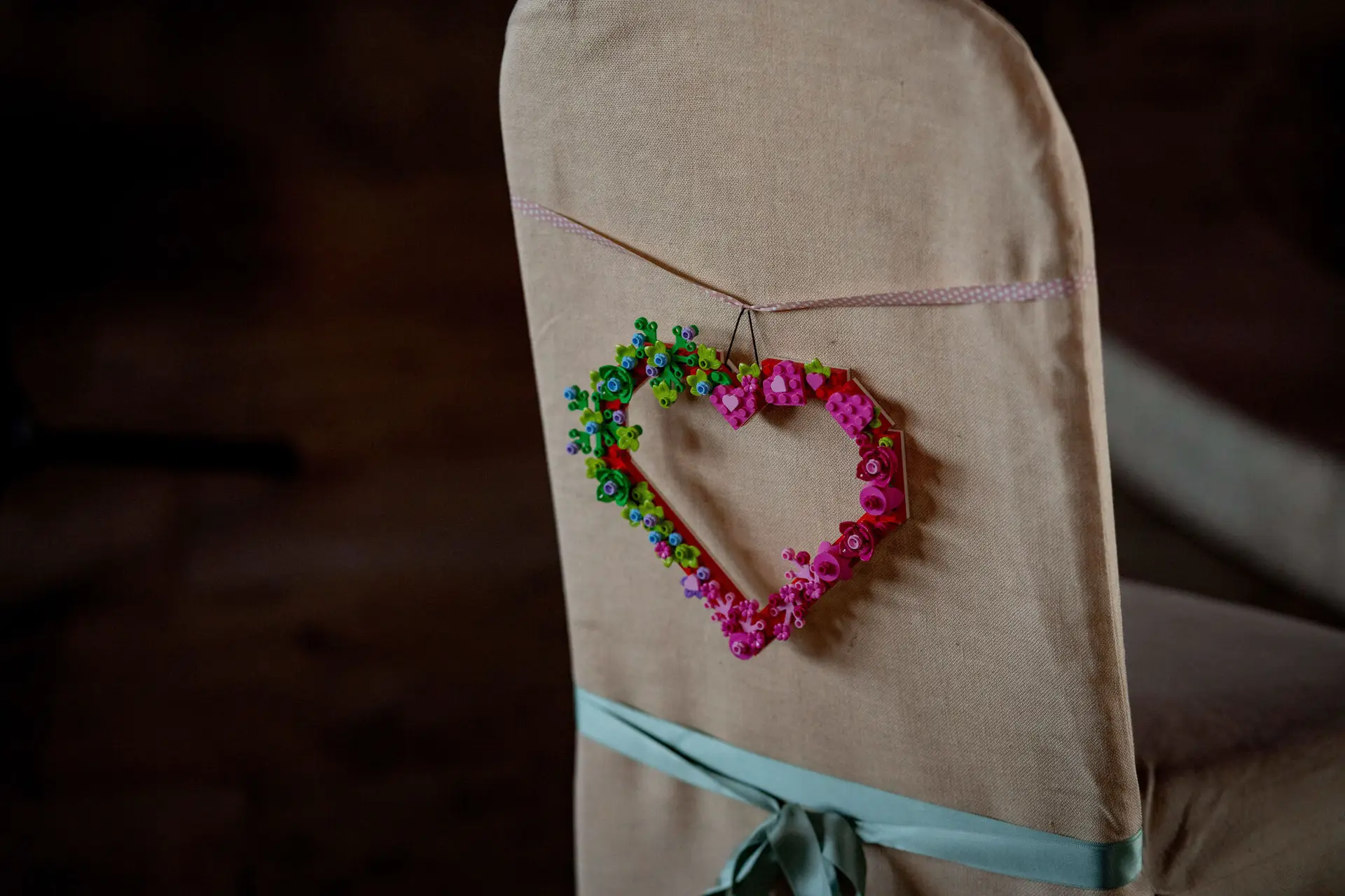 Buntes Herz aus LEGO-Steinen an der Stuhllehne