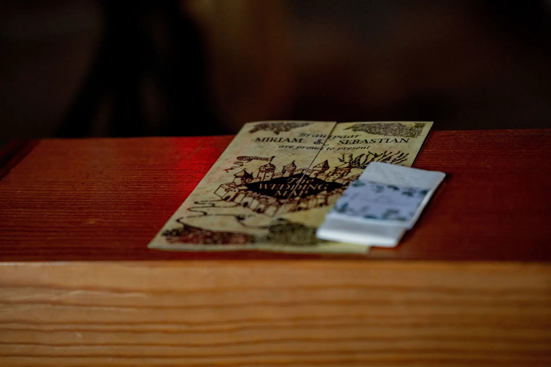 Hochzeitsprogramm im Harry-Potter-Stil auf der Kirchenbank