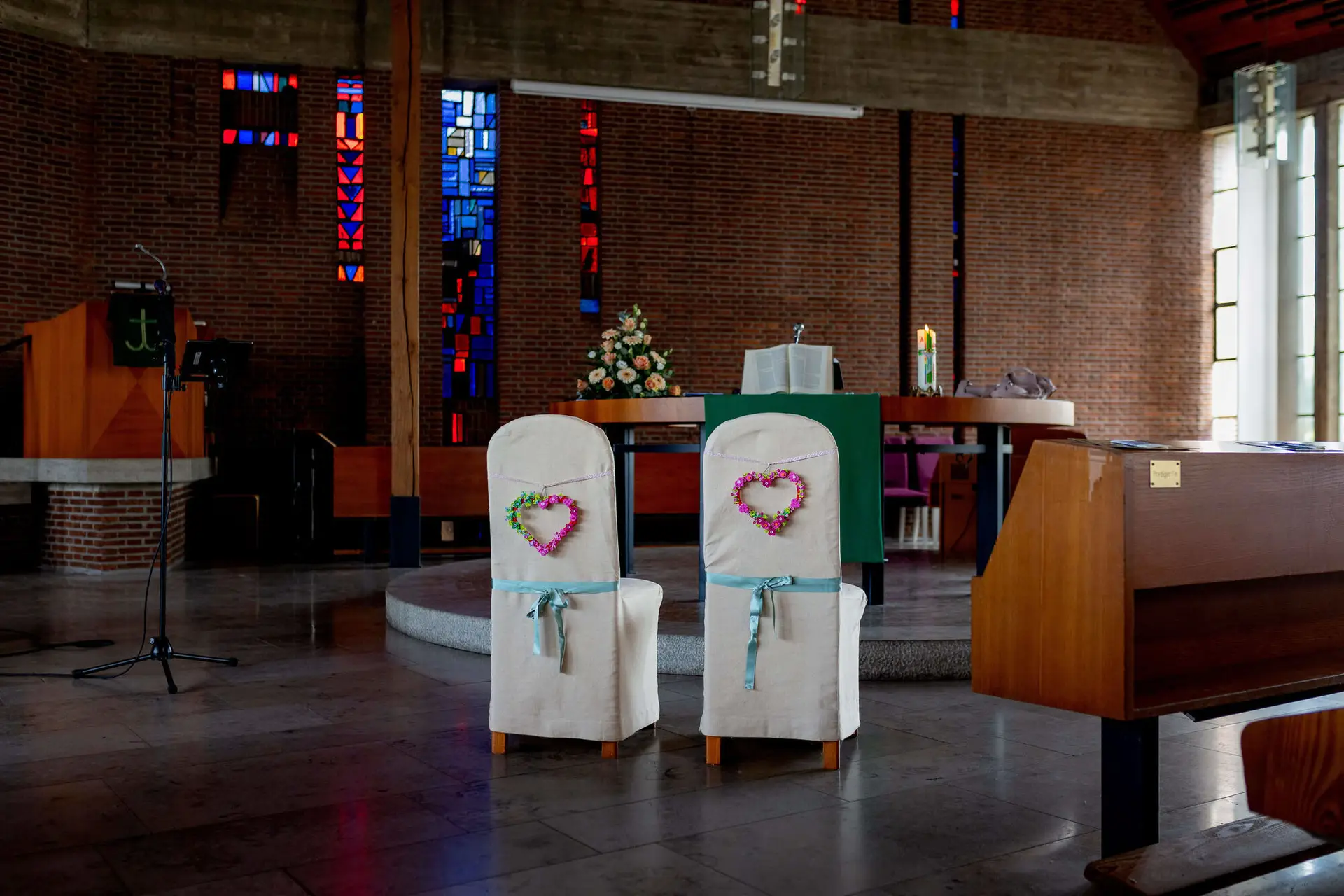 Zwei geschmückte Stühle mit Herzdekoration vor dem Altar der Christuskirche