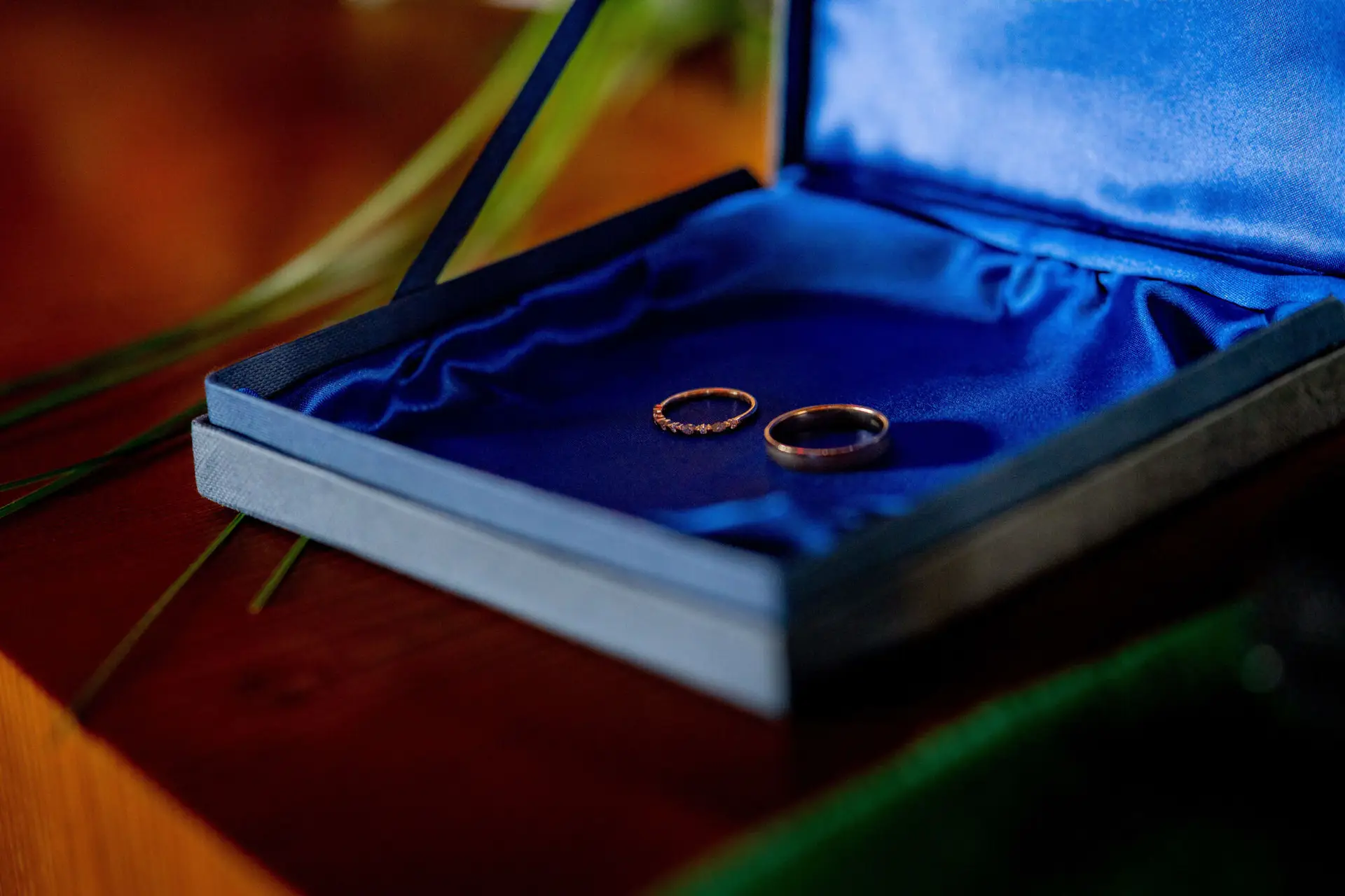 Eheringe in blauer Samtschatulle auf dem Altar