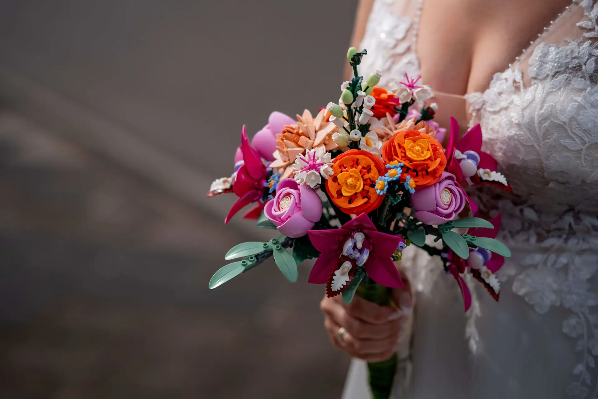 Braut hält bunten LEGO-Brautstrauß in Nahaufnahme