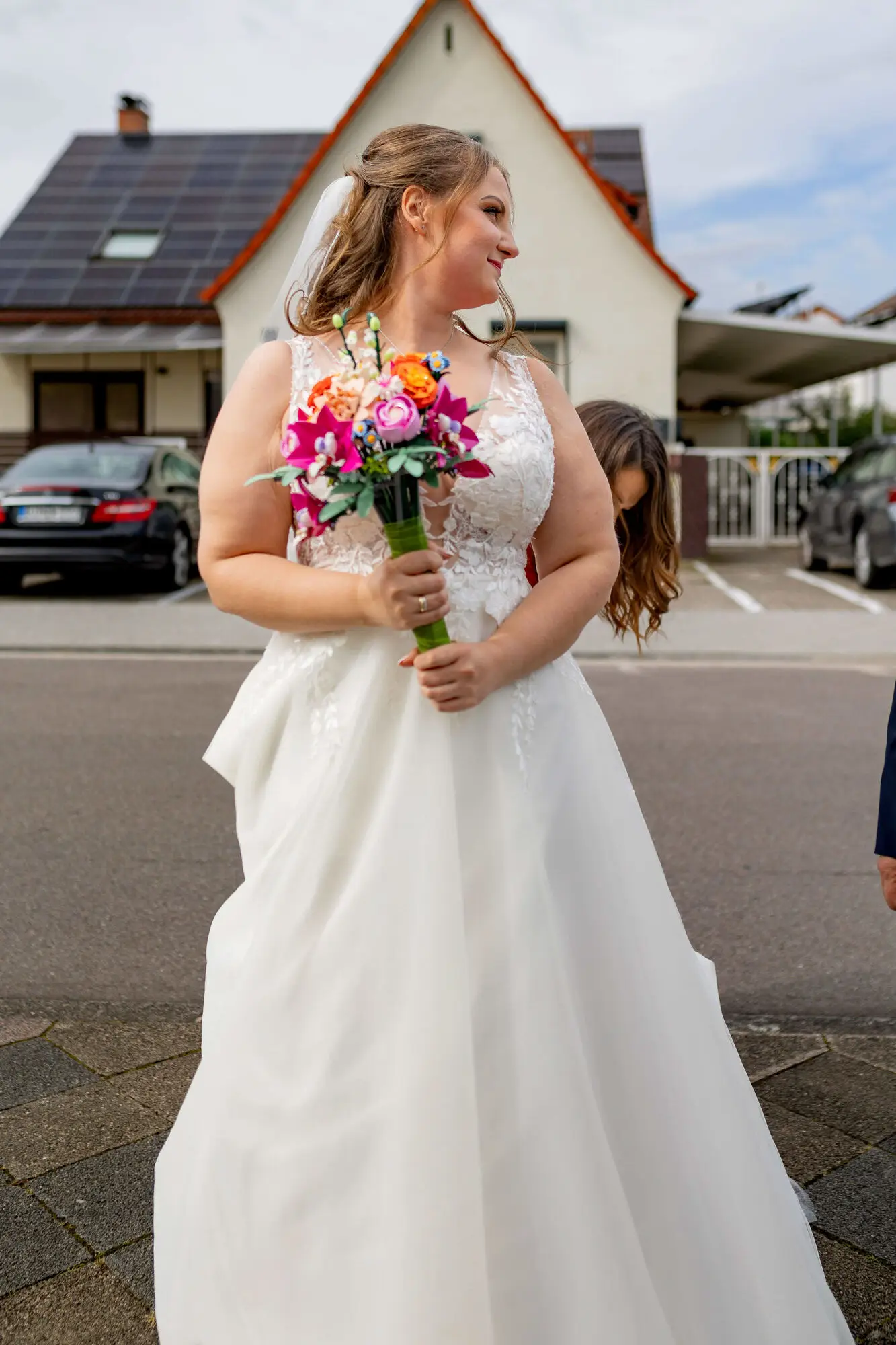 Braut mit LEGO-Brautstrauß vor der Kirche