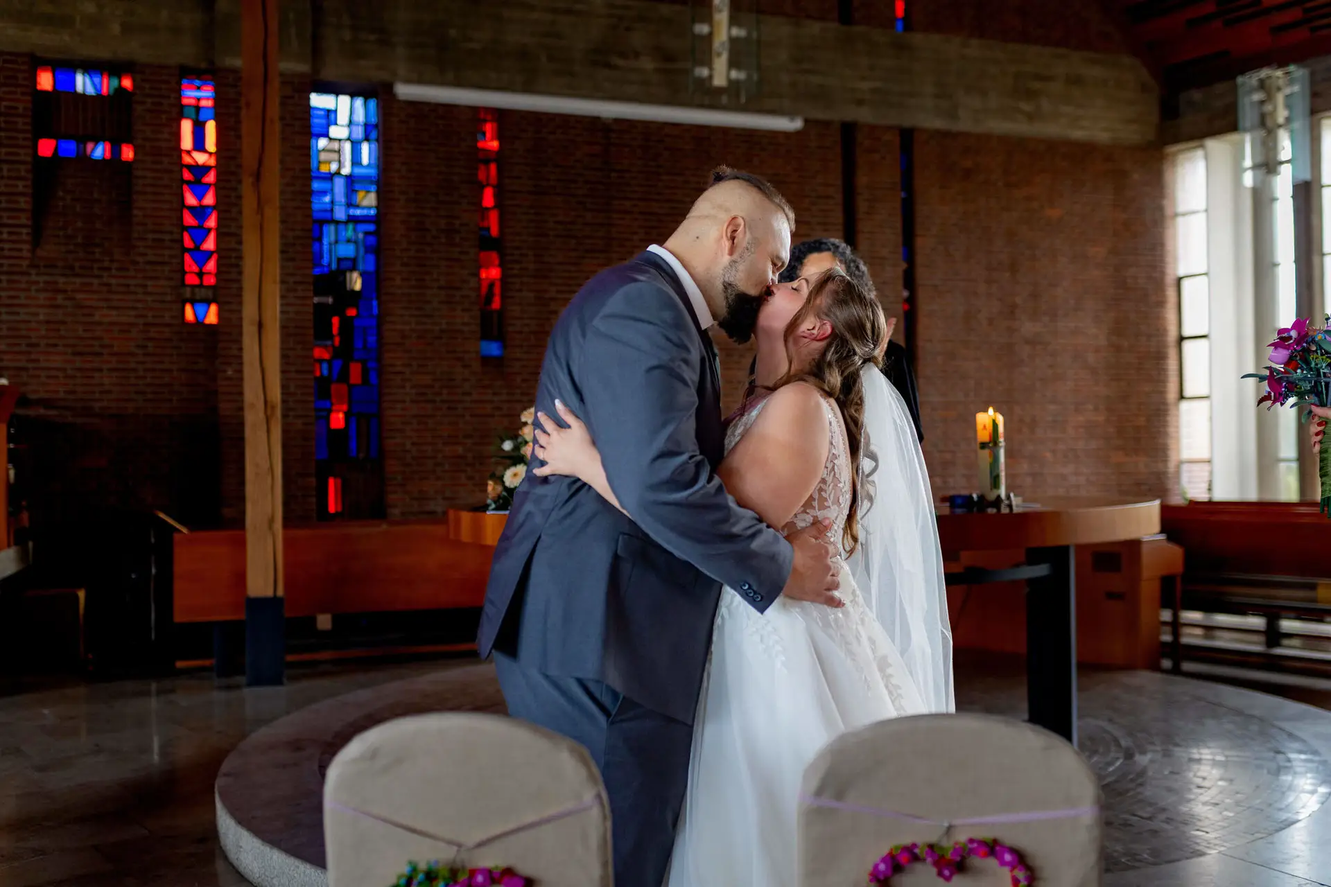 Brautpaar küsst sich am Altar der Christuskirche