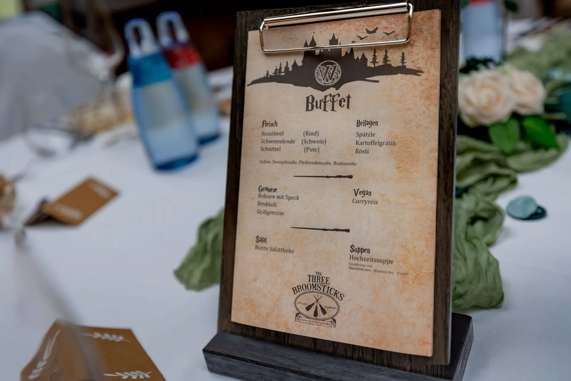 Buffet-Menükarte im Three-Broomsticks-Design in Nahaufnahme