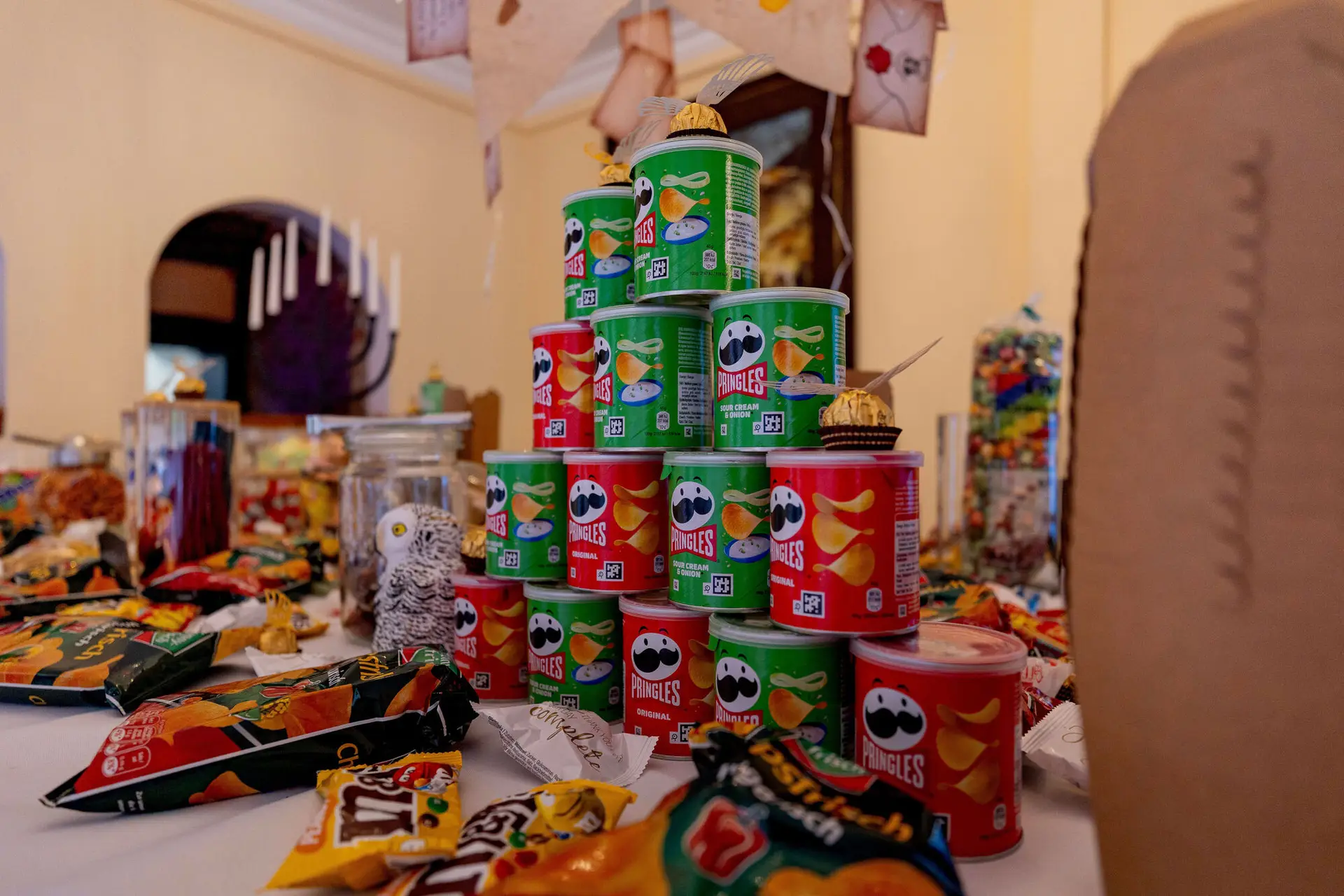 Pringles-Turm mit goldenem Schnatz aus Ferrero Rocher