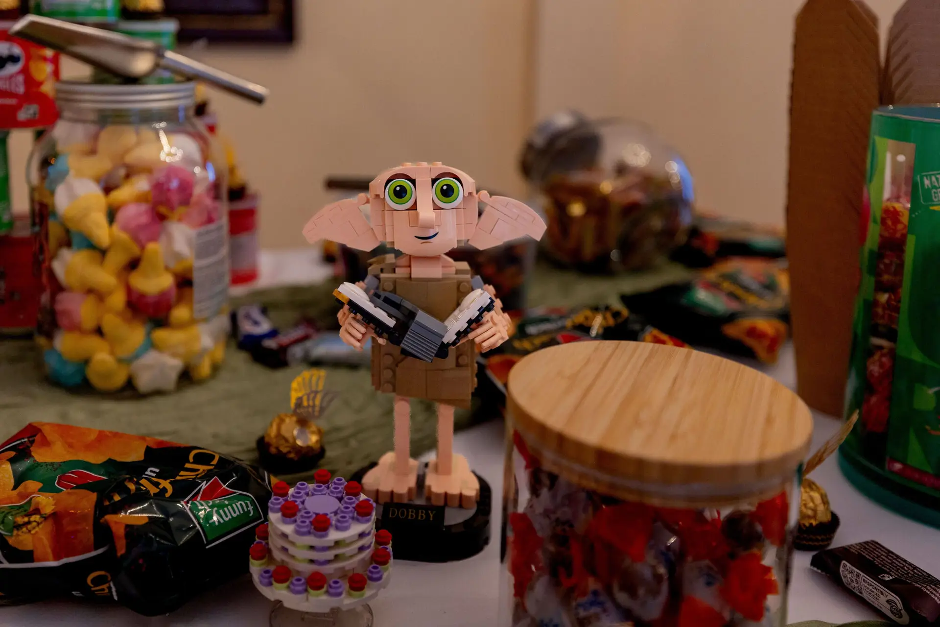 LEGO-Dobby-Figur auf dem Süßigkeitentisch