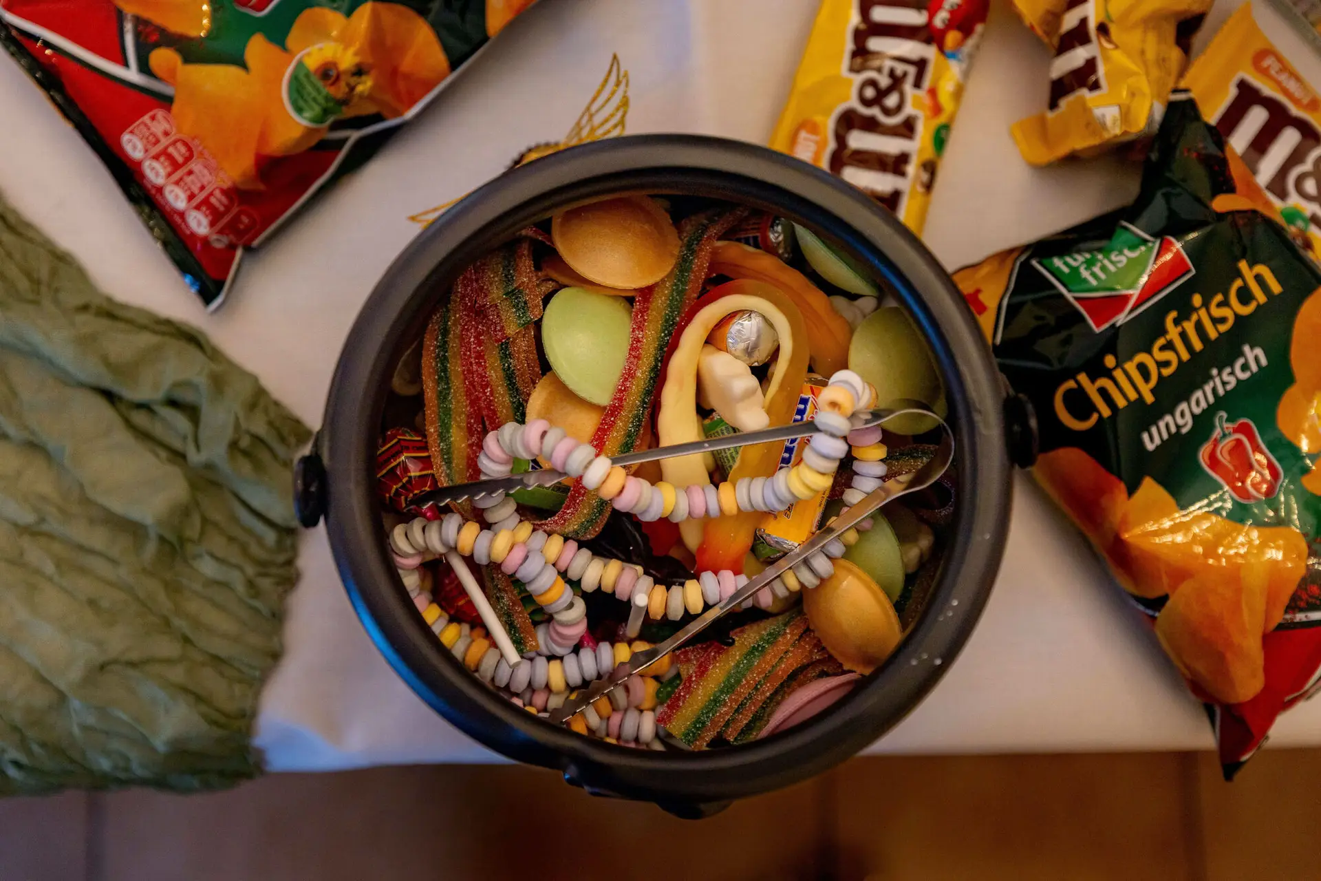 Kessel gefüllt mit bunten Süßigkeiten und Bonbonketten von oben