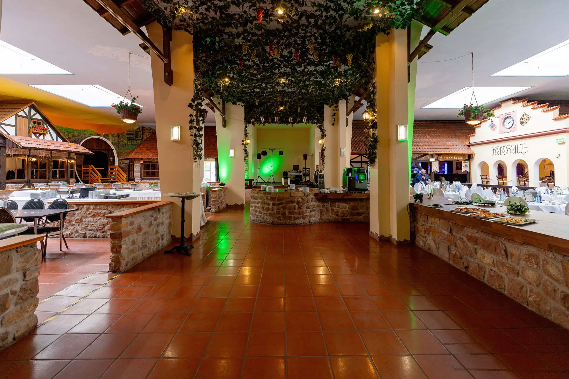 Gangbereich im Festsaal mit Efeuranken und grüner Beleuchtung