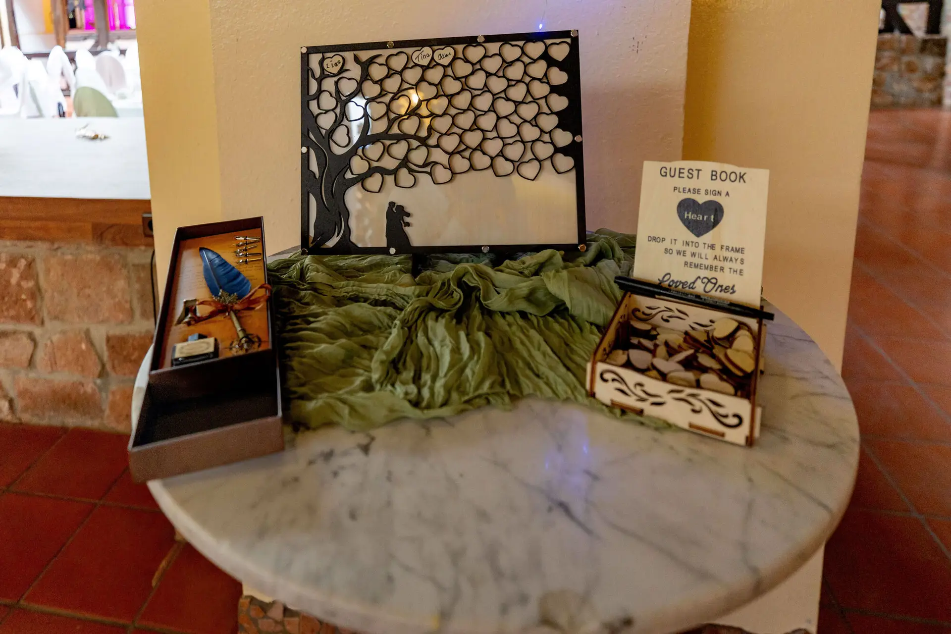 Gästebuch mit Holzherzen und Herzrahmen-Silhouette