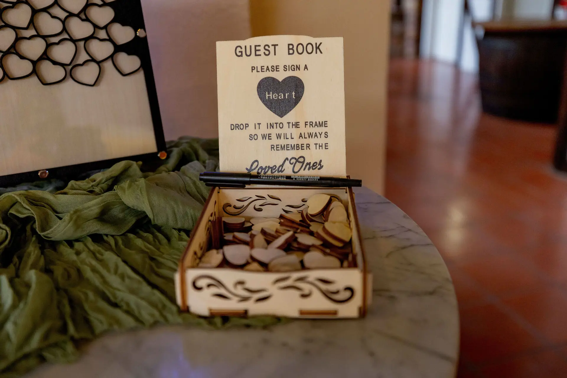Gästebuch-Holzbox mit Herzen in Nahaufnahme