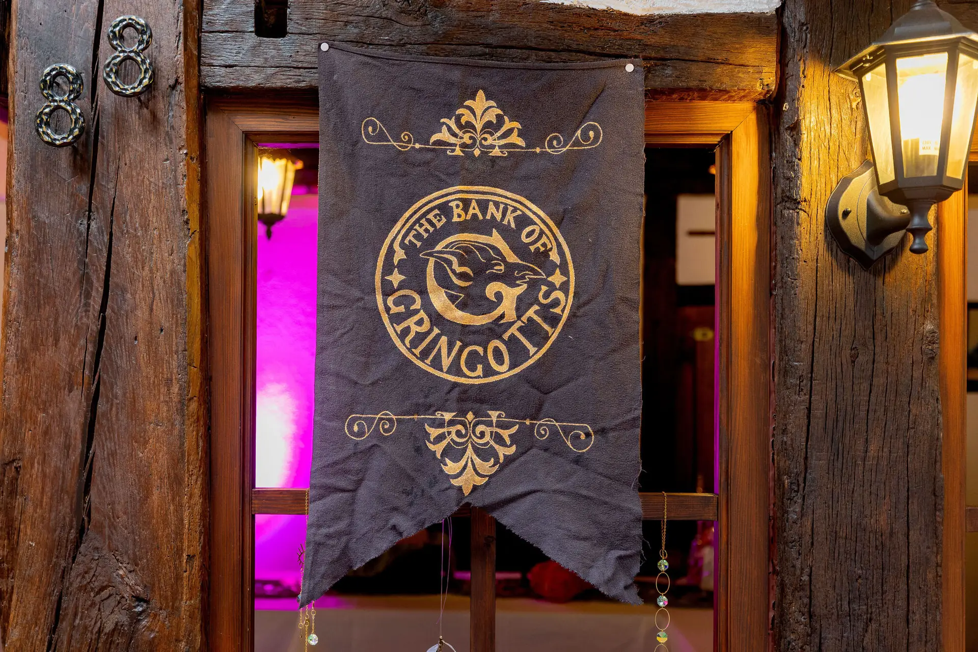 Bank-of-Gringotts-Banner an Fachwerk-Türrahmen