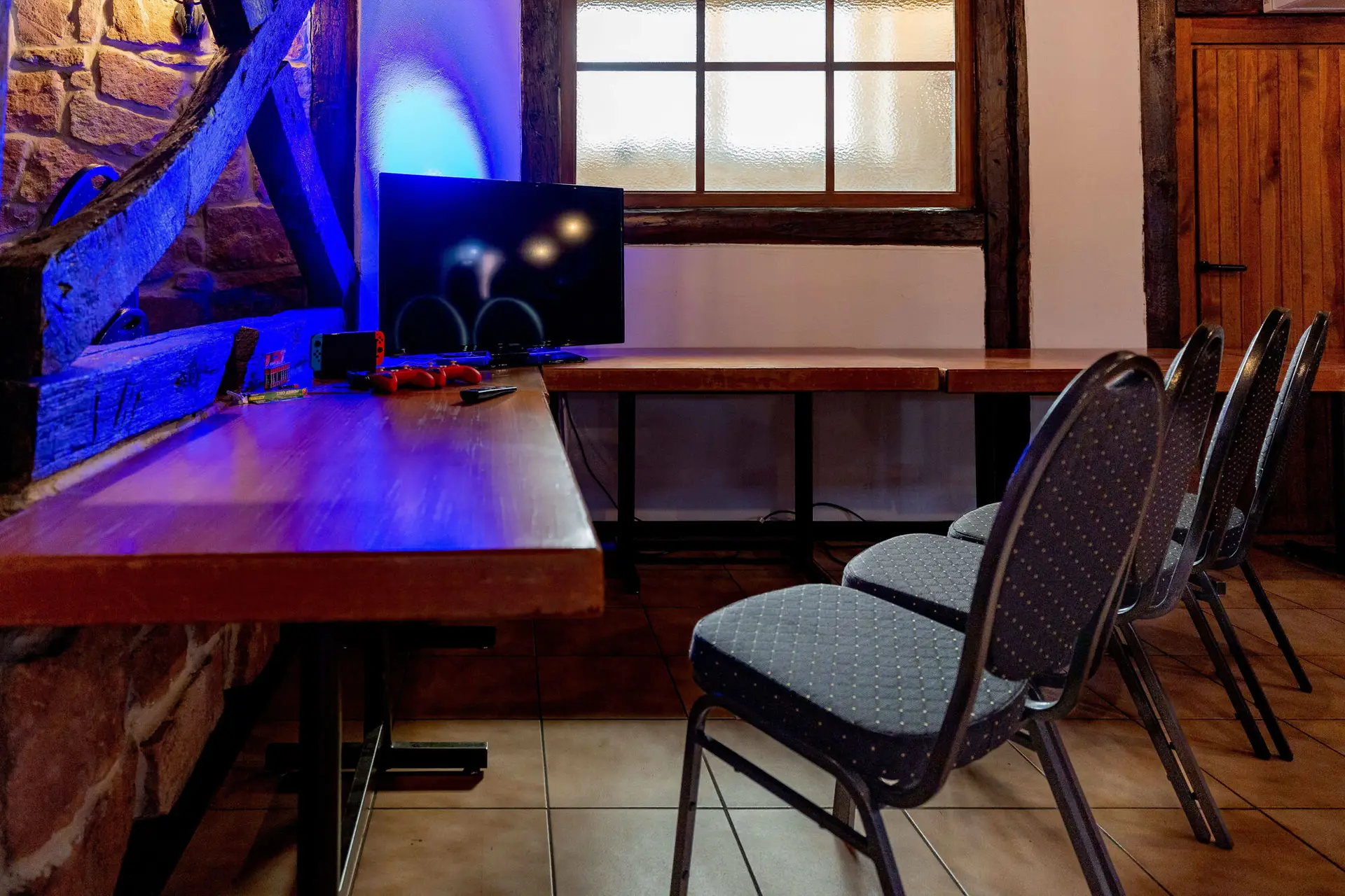 Gaming-Ecke mit blauer Beleuchtung und Bildschirm