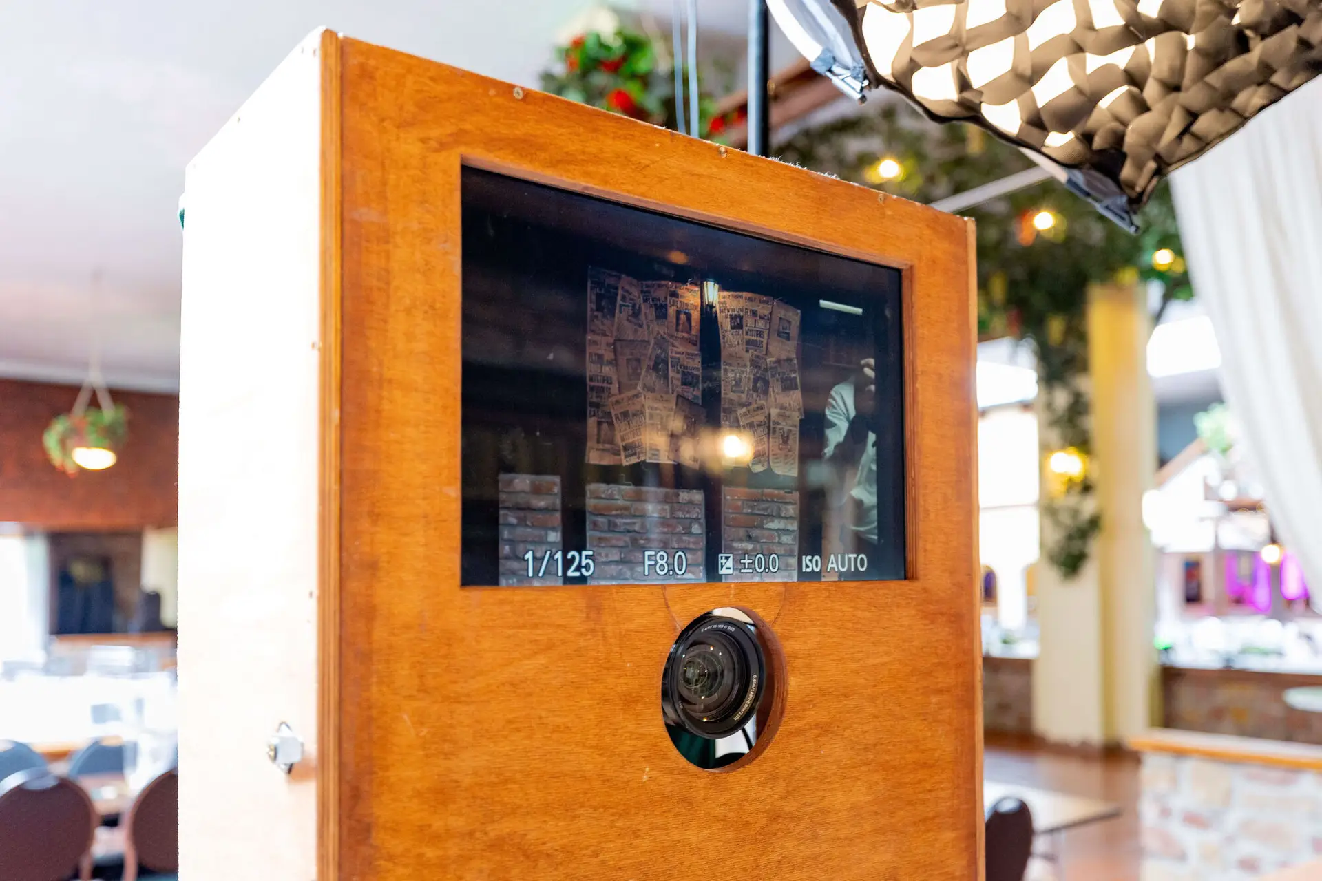 Fotobox aus Holz im Vintage-Stil im Festsaal