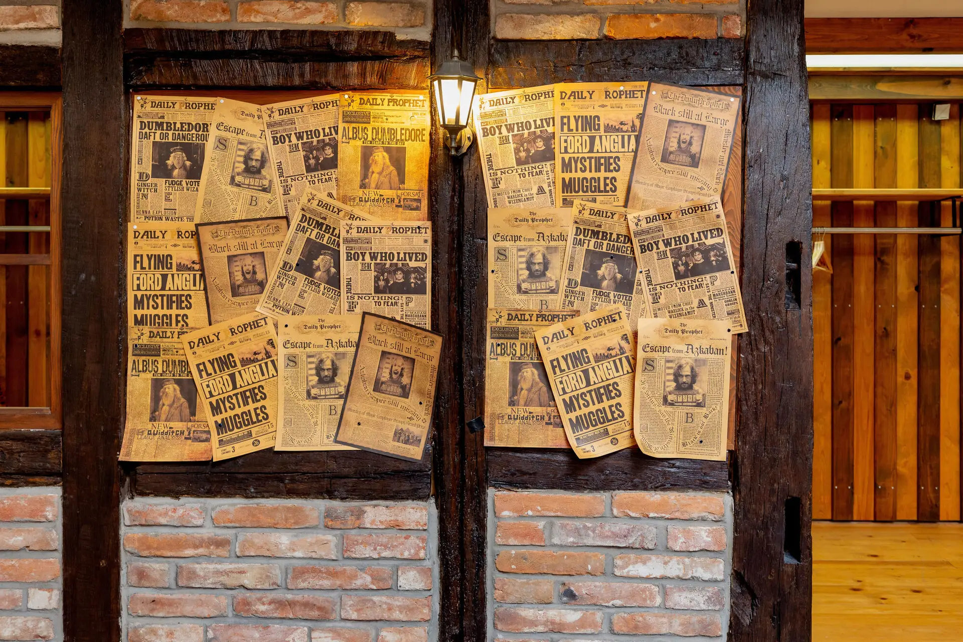Daily-Prophet-Zeitungsseiten als Wanddekoration an Fachwerkbalken