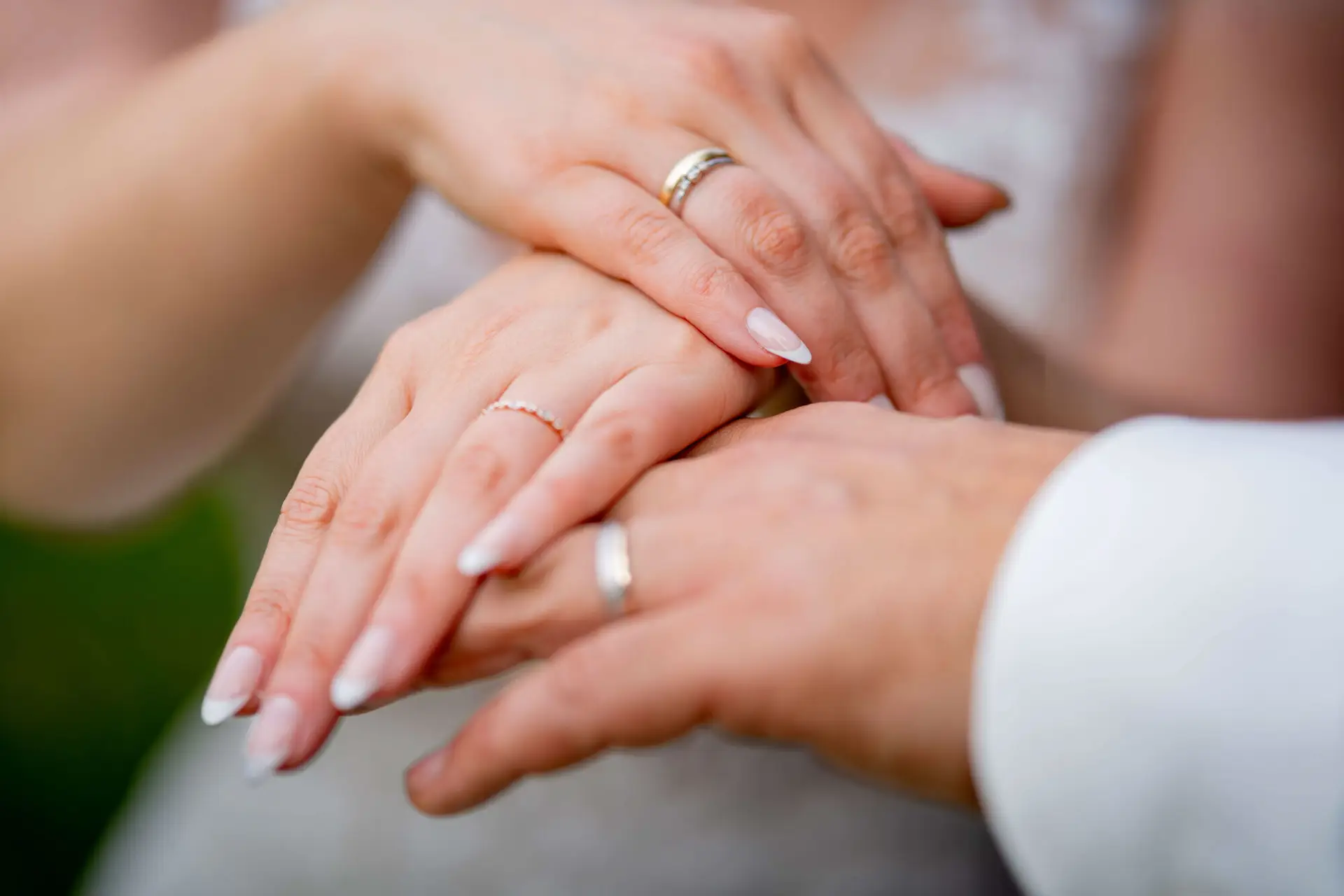 Nahaufnahme der Hände des Brautpaares mit Eheringen