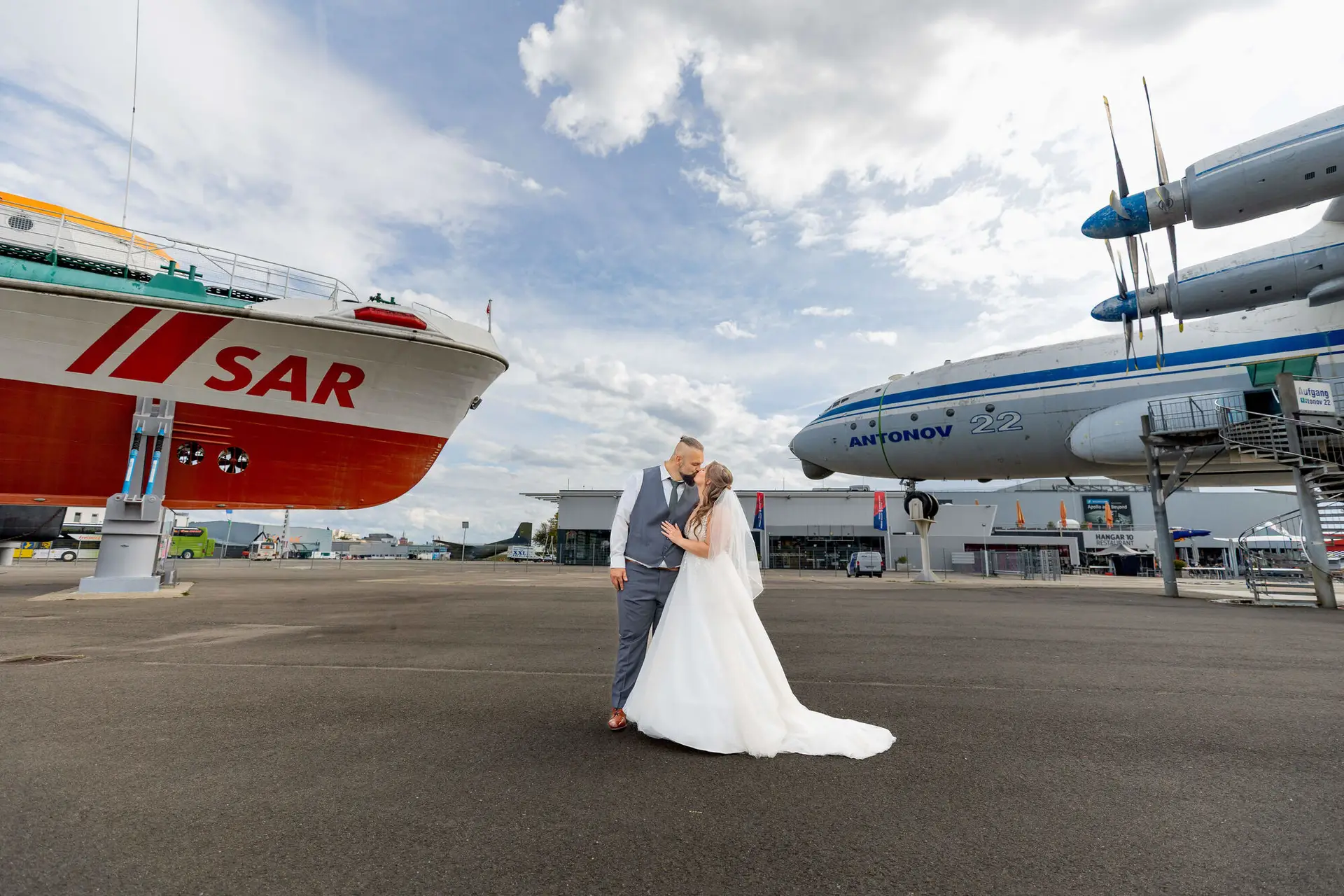 Brautpaar küsst sich zwischen SAR-Schiff und Antonov 22