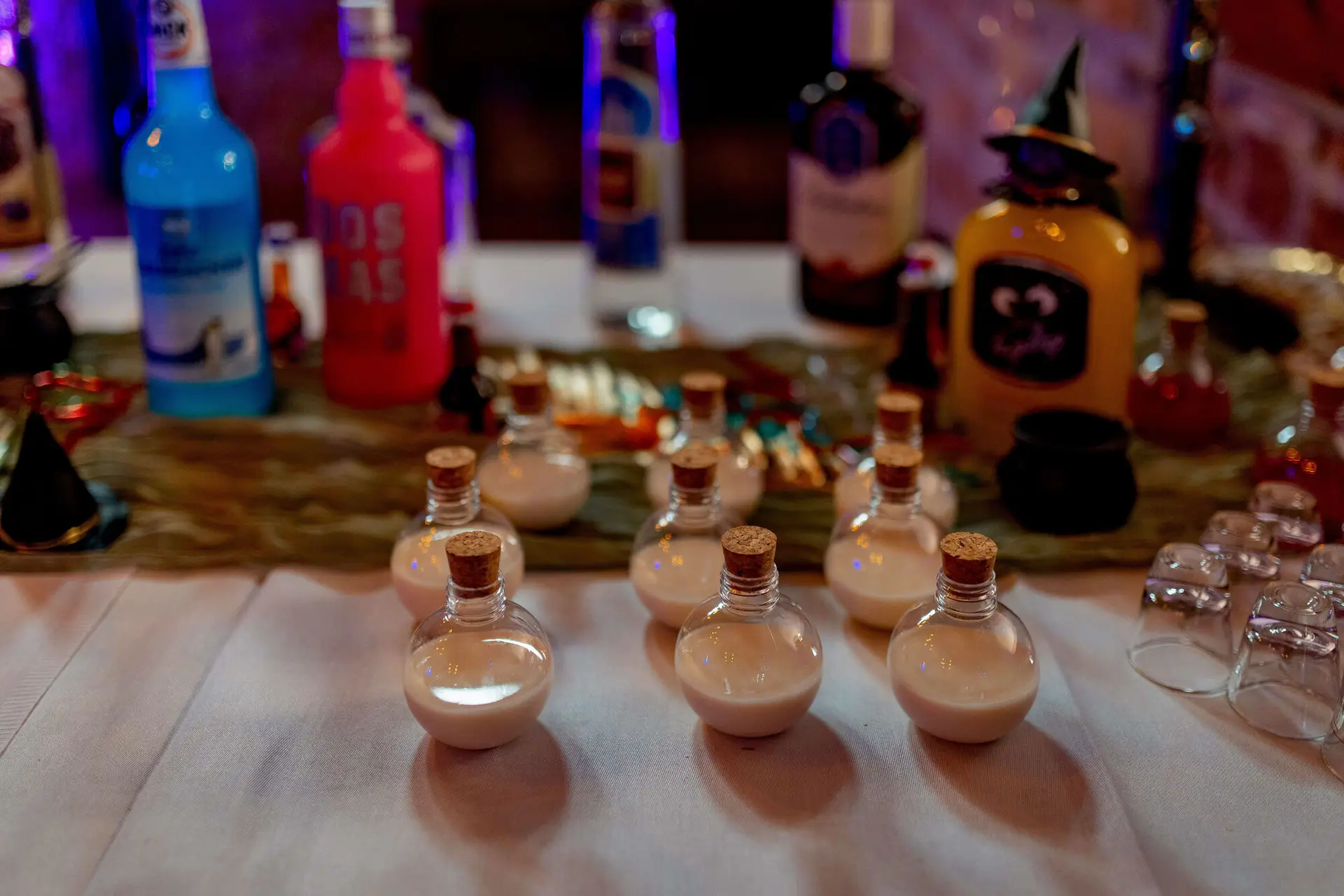 Zaubertrank-Fläschchen und bunte Flaschen an der Bar