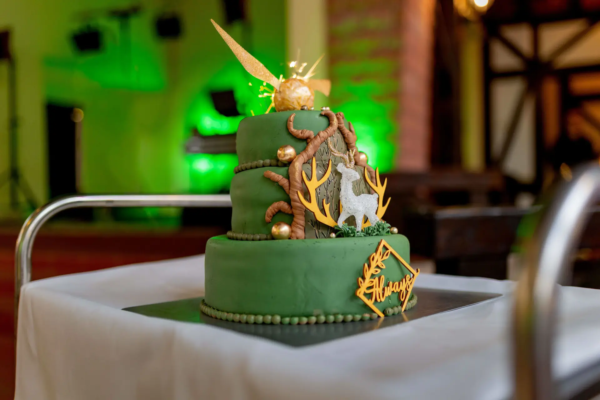 Grüne Harry-Potter-Hochzeitstorte mit goldenem Schnatz und Always-Schriftzug