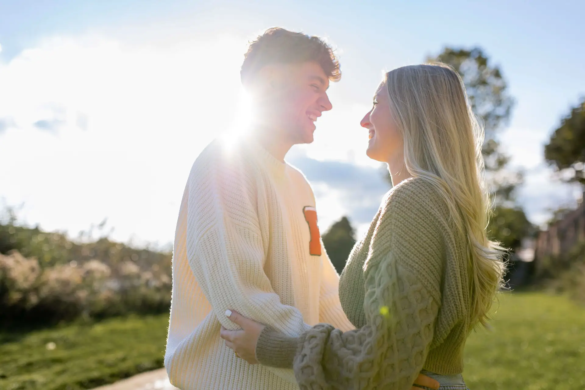 Sebi und Lena am Neckarufer bei goldenem Sonnenuntergang im Oktober