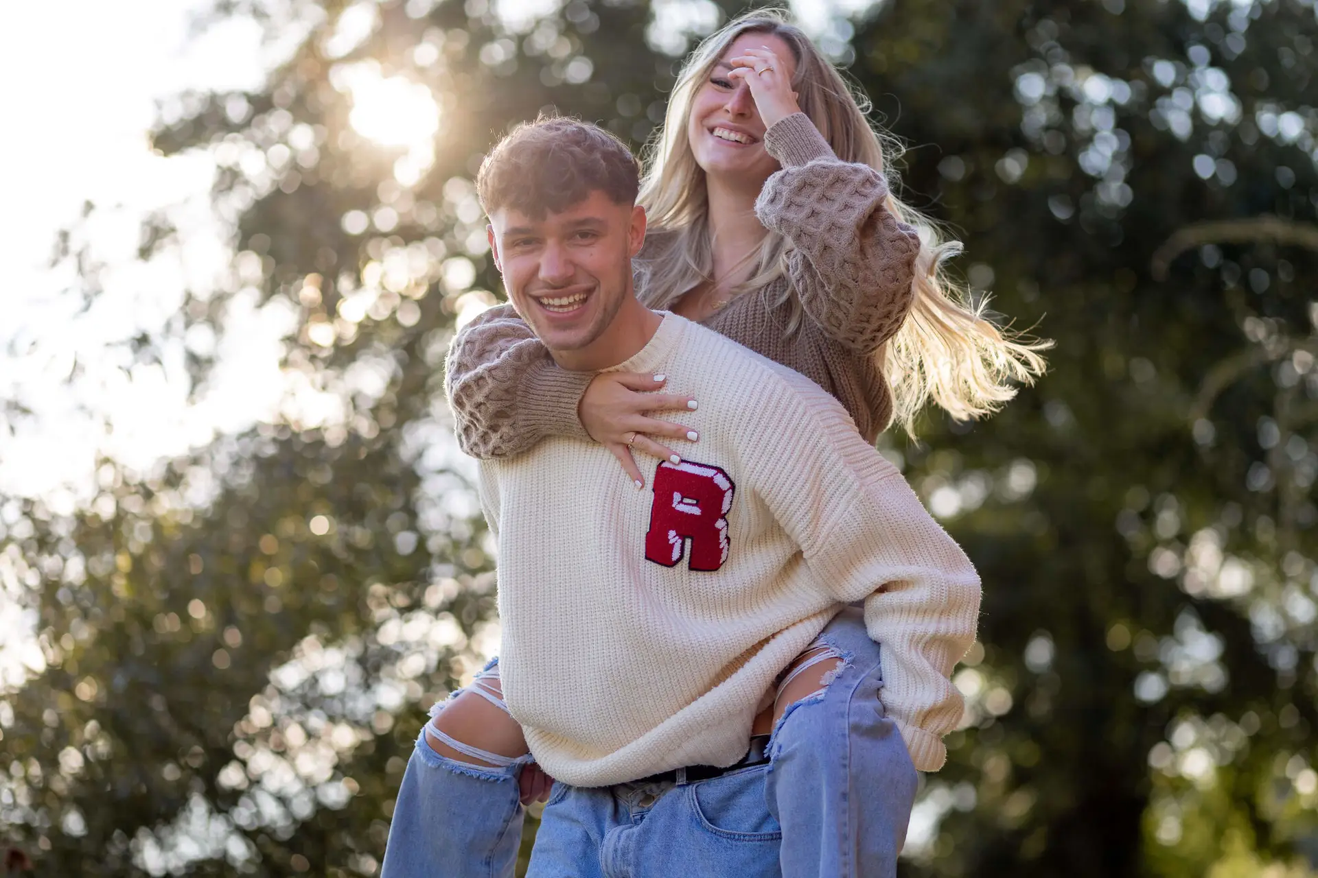 Sebi und Lena am Neckar in Heidelberg, warmes Herbstlicht