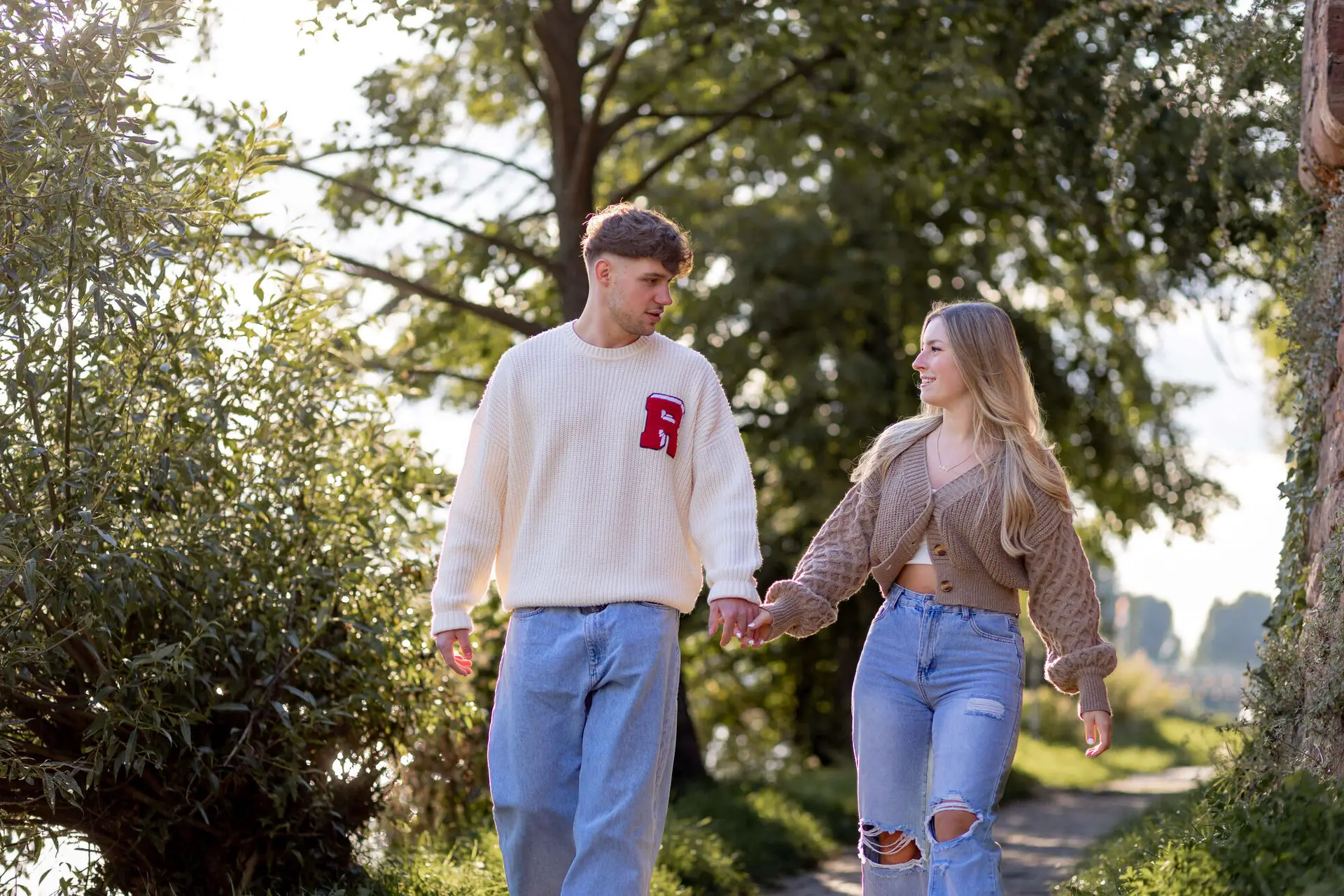 Sebi und Lena spazieren lachend durch das Philosophengärtchen in Heidelberg