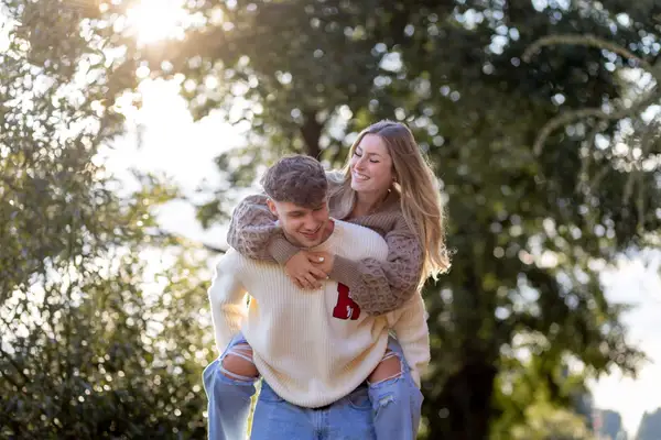 Paar umarmt sich im Philosophengärtchen