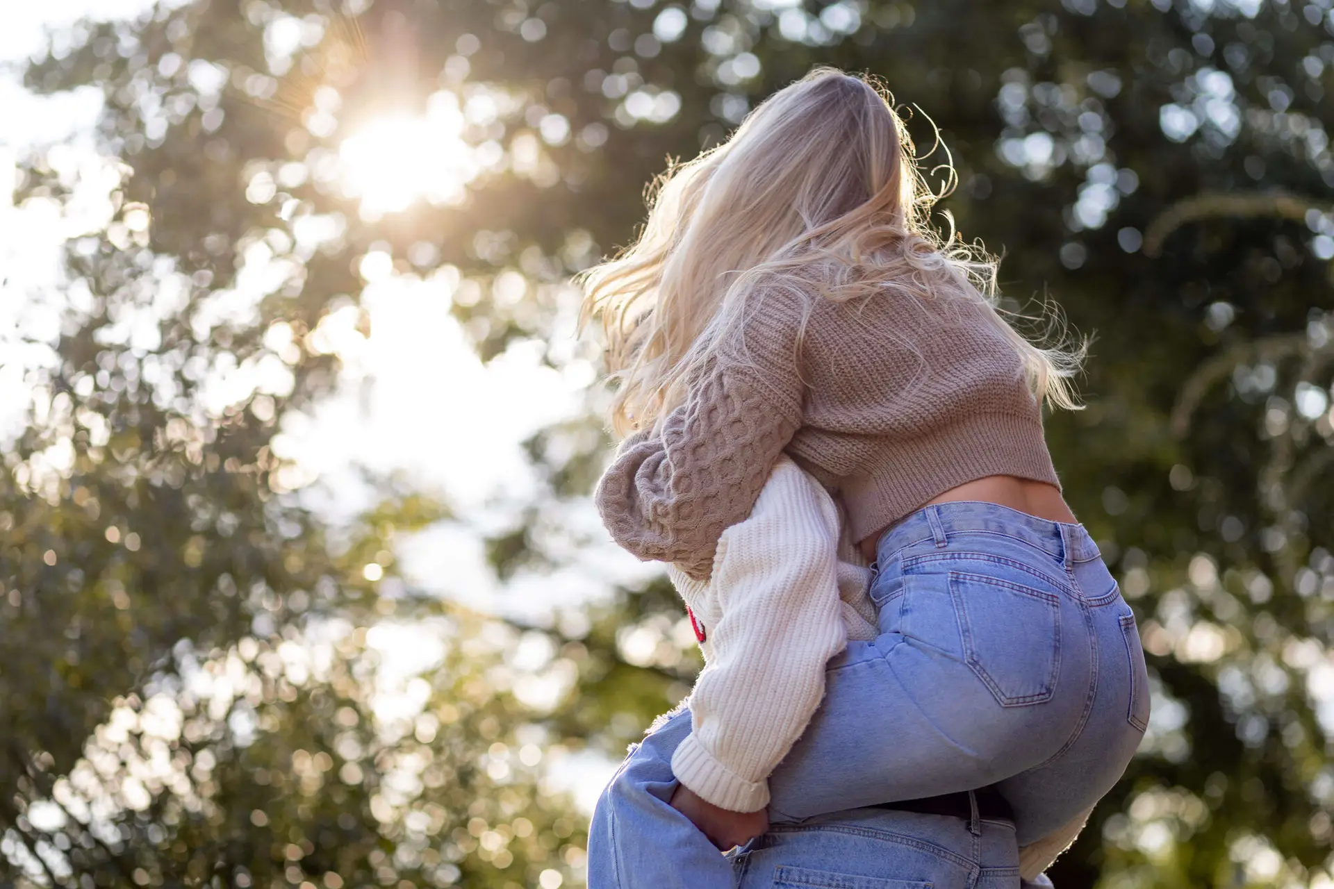 Sebi und Lena lachen zusammen im Philosophengärtchen Heidelberg