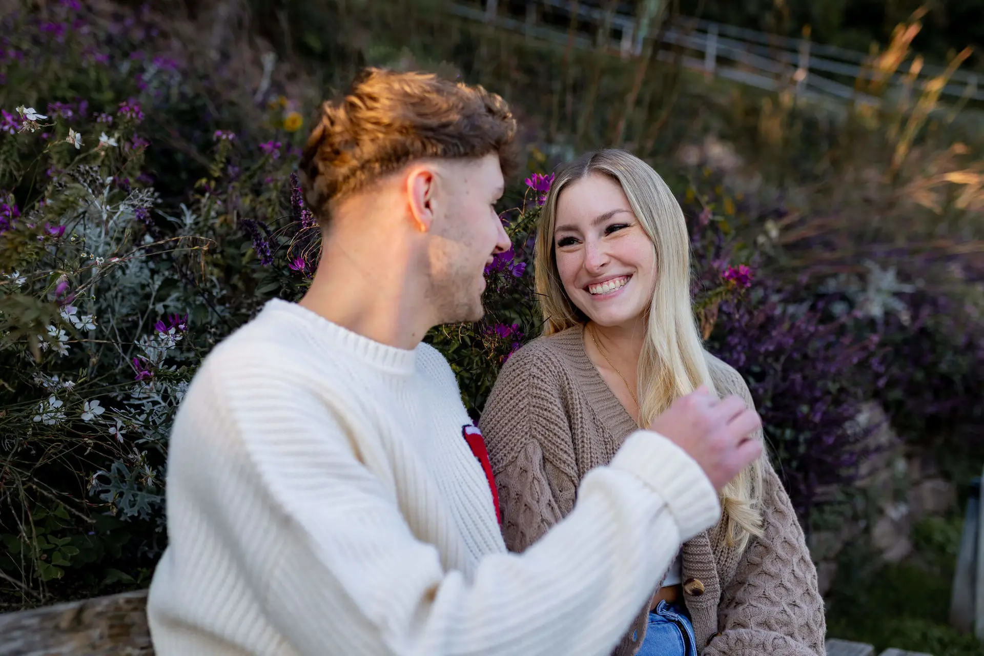 Sebi und Lena lachen auf der Parkbank im Philosophengärtchen