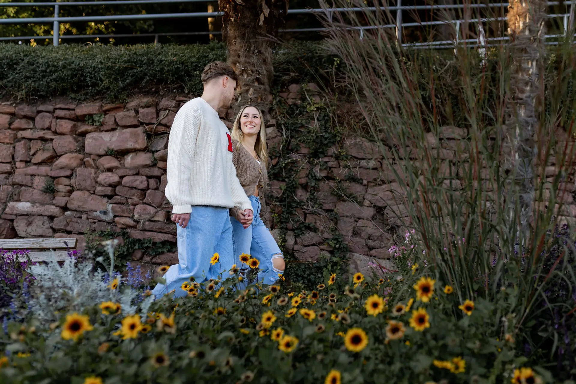 Sebi und Lena sitzen zusammen auf der Bank im Philosophengärtchen