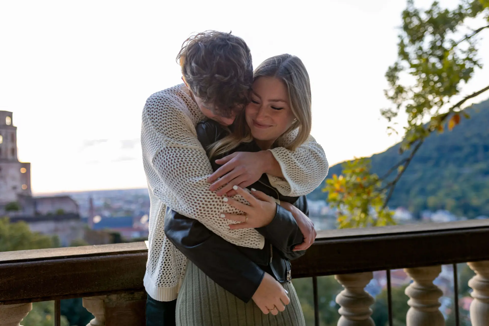 Sebi und Lena umarmen sich im Schlossgarten Heidelberg am Abend