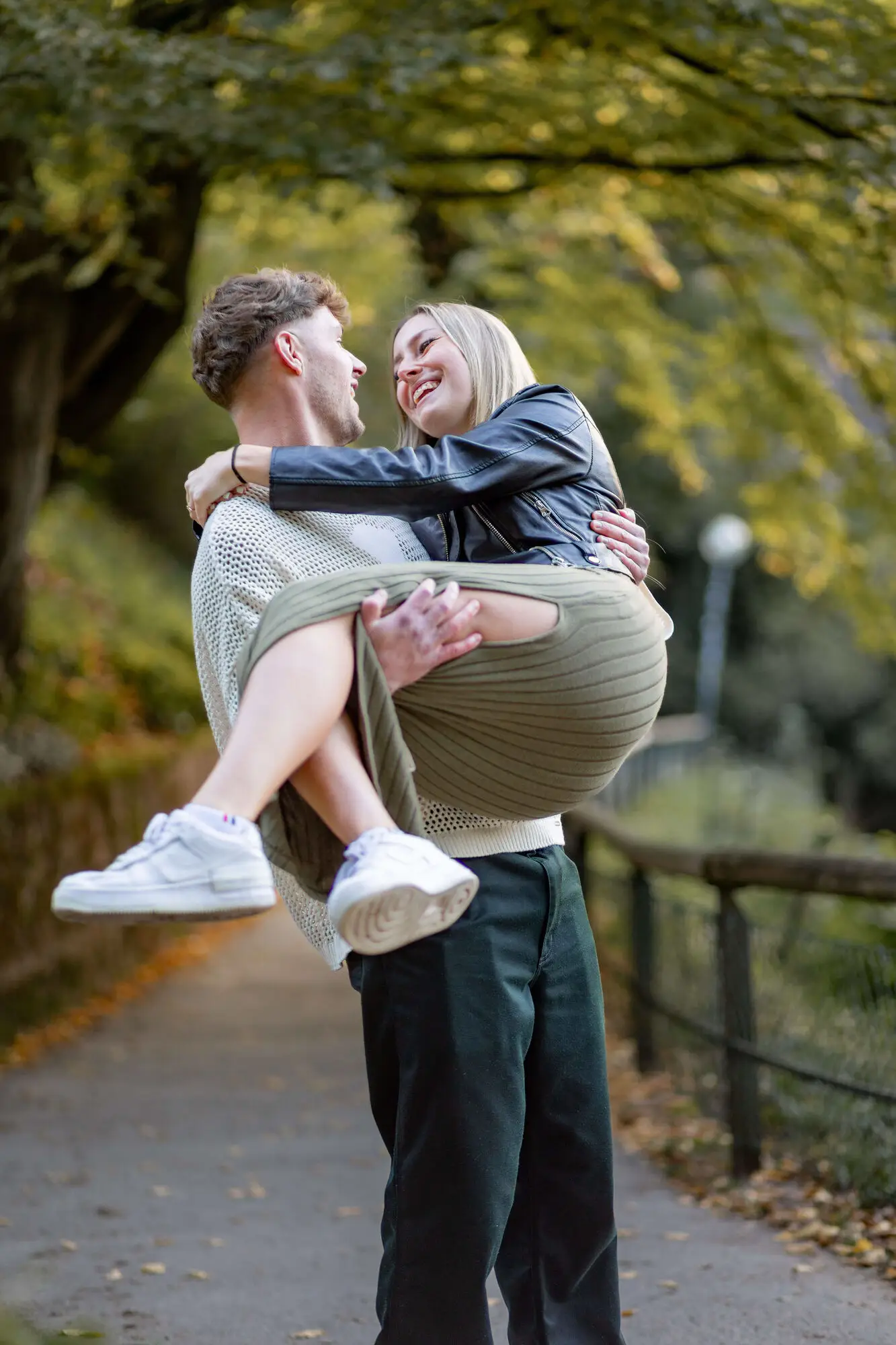 Sebi und Lena in einem stillen Moment im Schlossgarten Heidelberg
