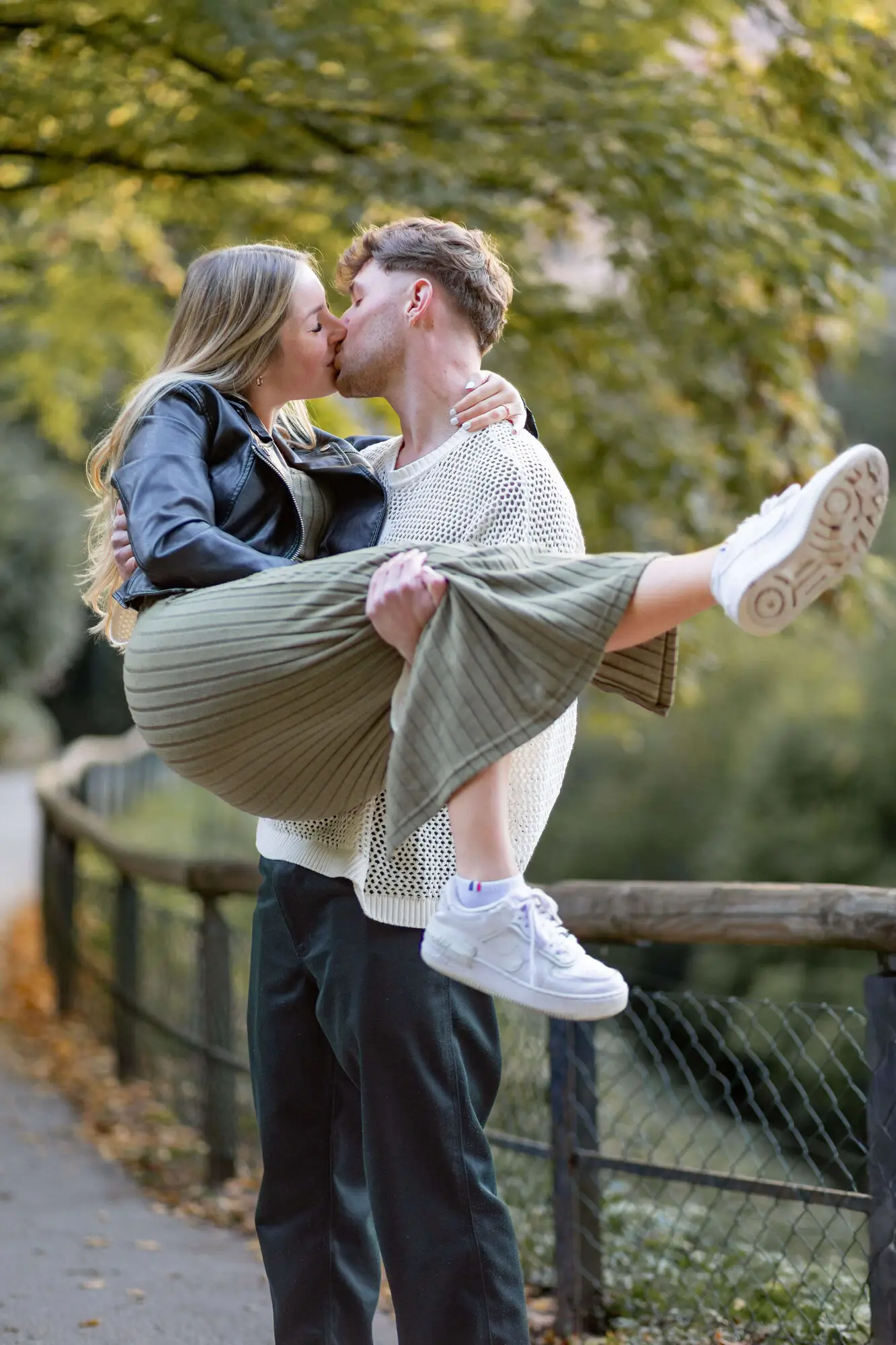 Sebi und Lena spazieren Hand in Hand durch den Schlossgarten