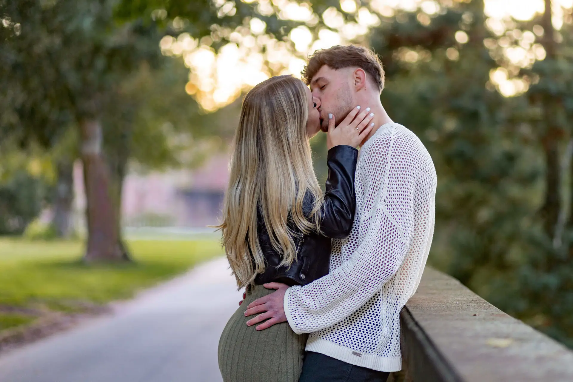 Sebi und Lena küssen sich im Schlossgarten Heidelberg zum Tagesende