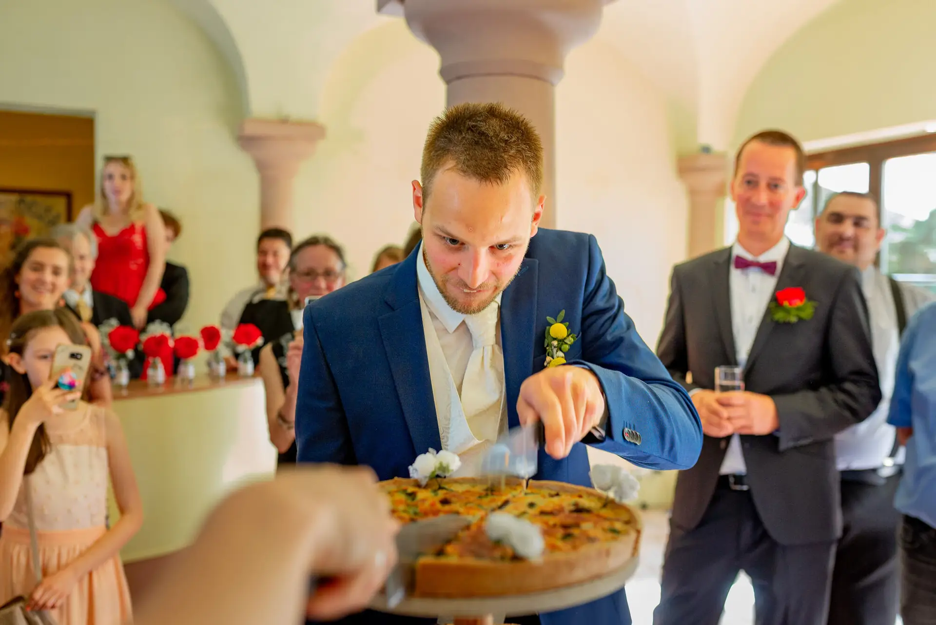 Bräutigam schneidet ein Stück Hochzeitstorte für die kleine Trauzeugin, zarter Moment