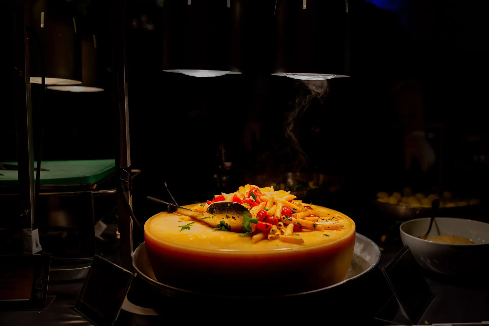 Gelbe Pasta-Vorspeise mit Tomaten und Basilikum auf eleganter Servierplatte beim Hochzeitsmenü