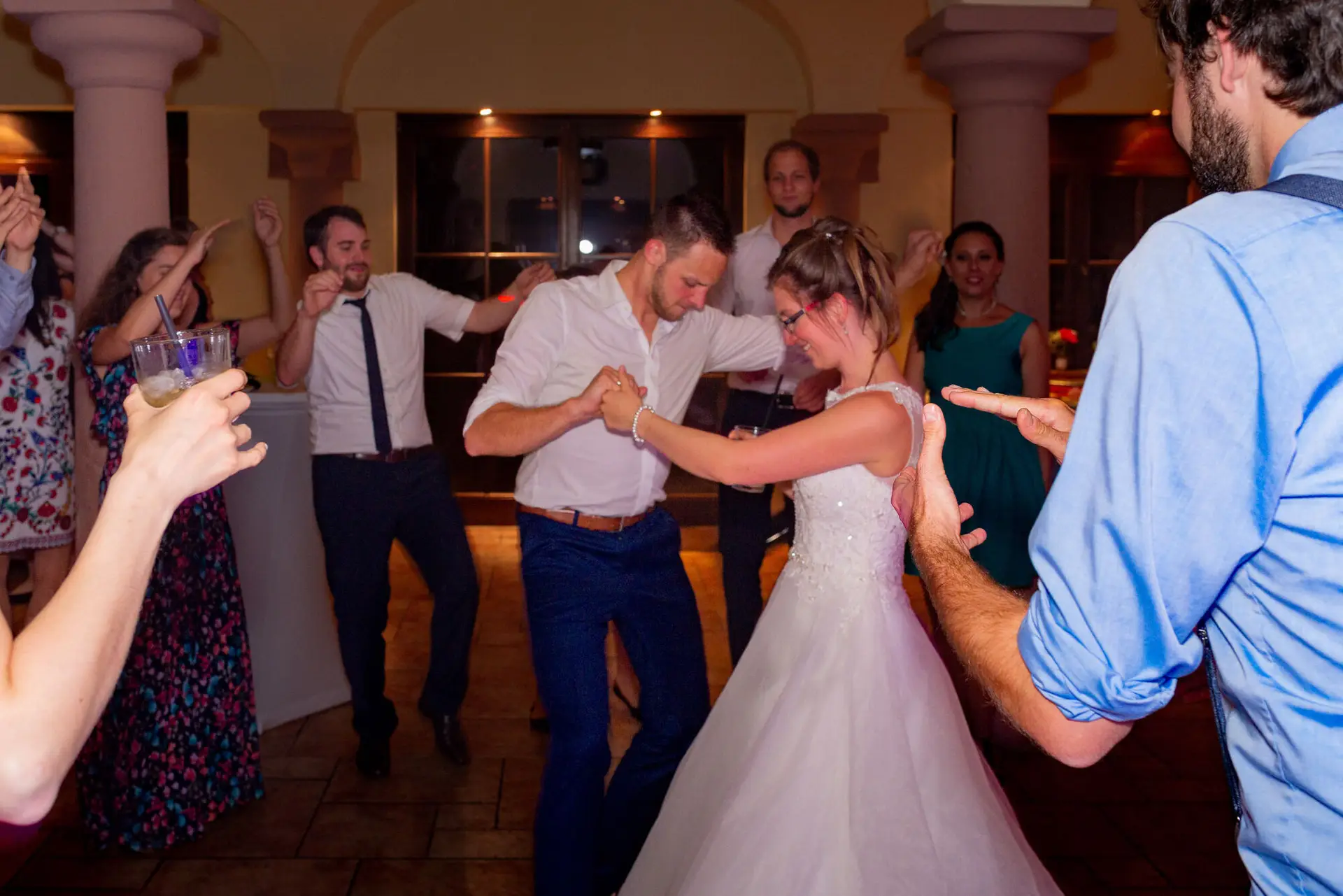 Bräutigam tanzt zärtlich mit seiner Braut im weißen Kleid auf der Hochzeitstanzfläche
