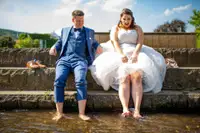 Hochzeitsfotograf im Kurpark Bad Dürkheim: Frisch vermähltes Brautpaar genießt barfuß die Sonne nach der Trauung im historischen Rathaus Mutterstadt.