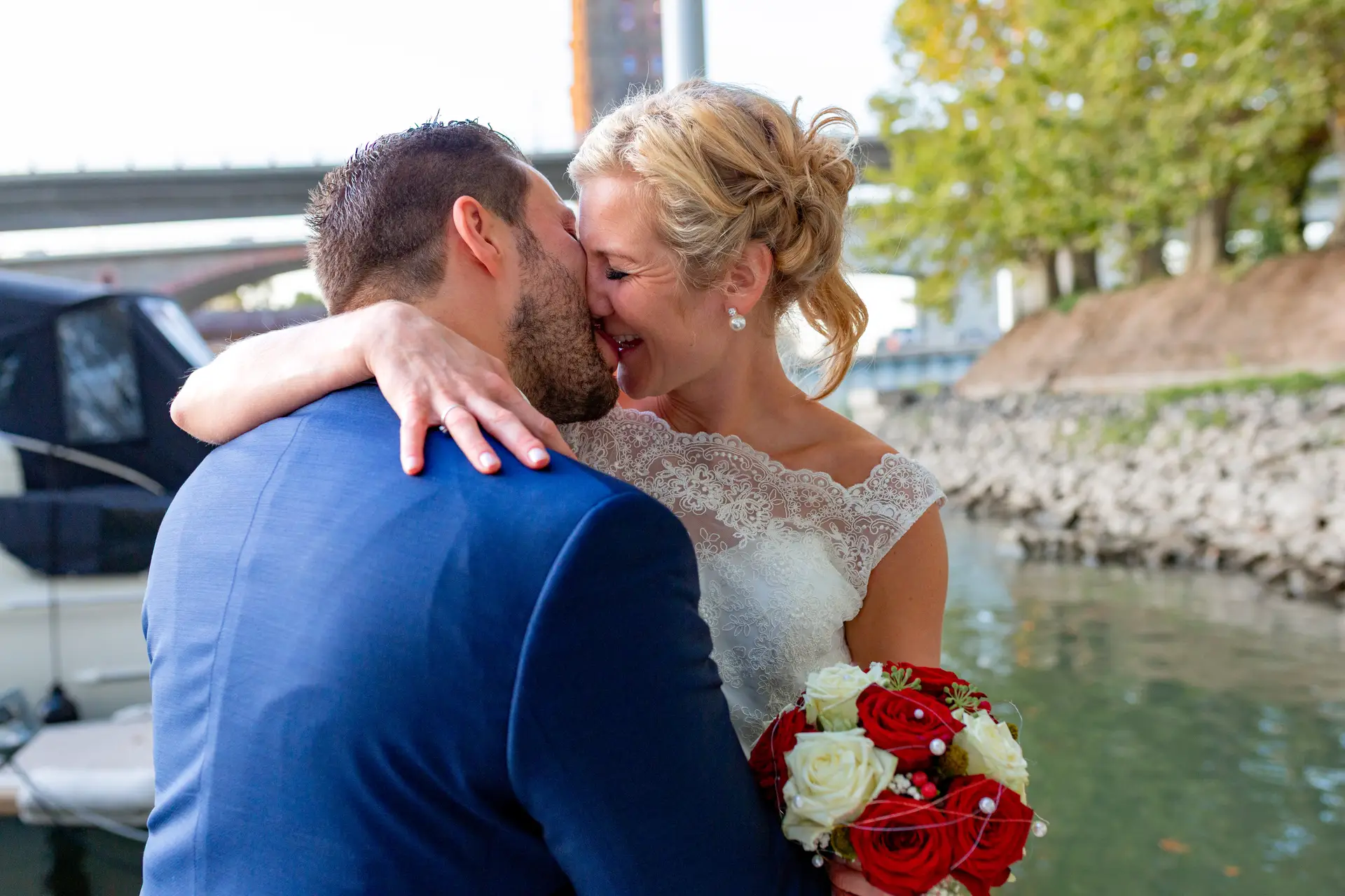 Brautpaar am Yachthafen Worms – Kuss am Wasser neben den Booten