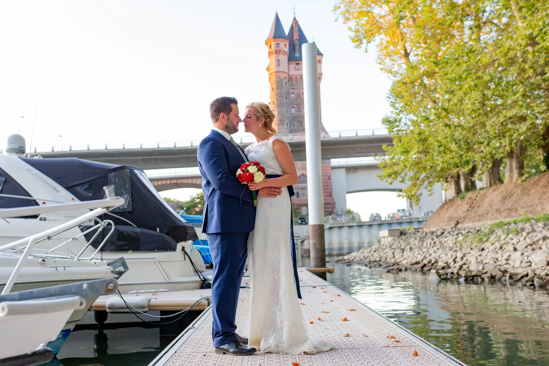 Brautpaar auf dem Steg am Yachthafen Worms mit Nibelungenbrücke im Hintergrund