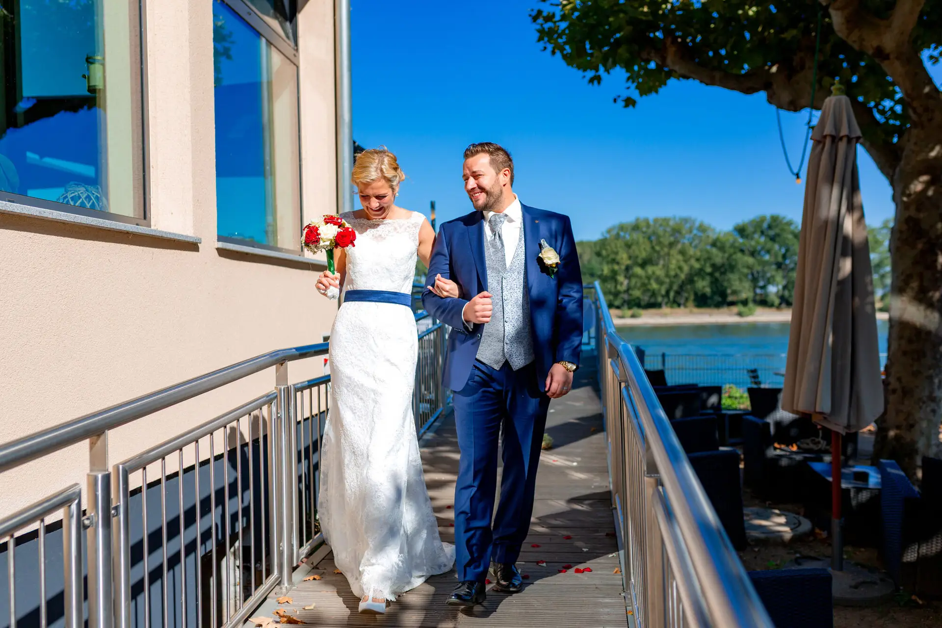 Anna Gregor Hochzeit Worms Altes Ruderhaus Brautpaar Am Rhein.CGOtNna1 Brautpaar läuft am Geländer entlang direkt am Rhein nach der Trauung im Alten Ruderhaus Worms