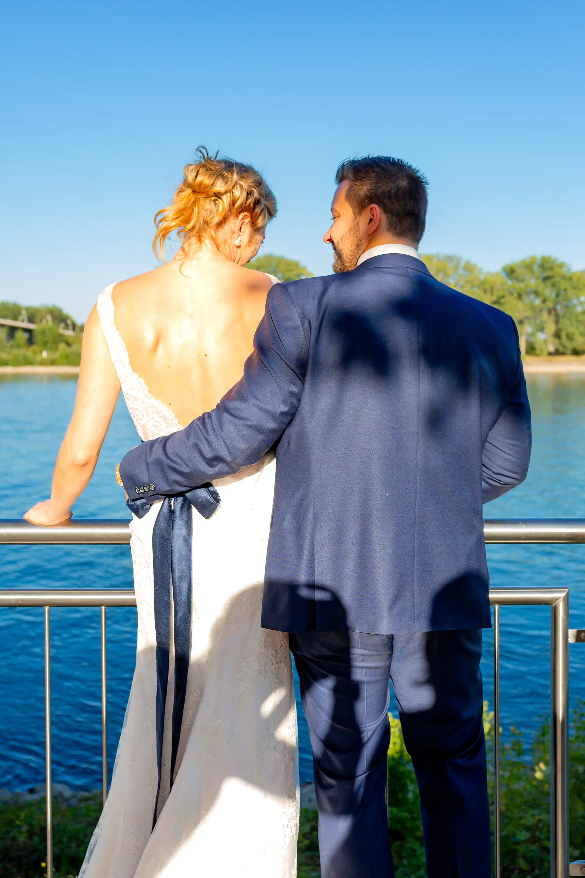 Brautpaar steht am Geländer mit Blick auf den Rhein – Altes Ruderhaus Worms