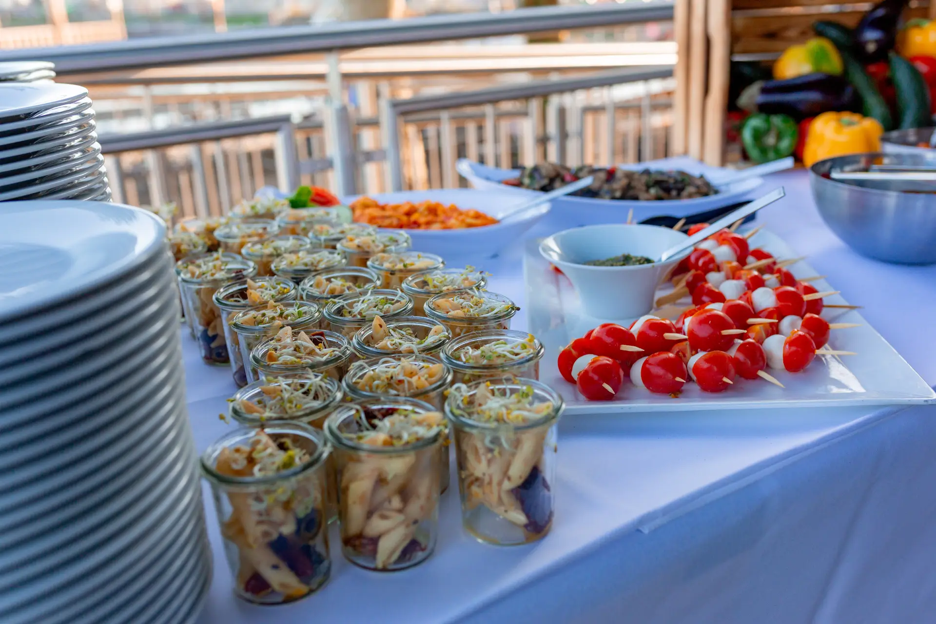 Buffet auf der Terrasse des Alten Ruderhauses Worms mit Rheinblick