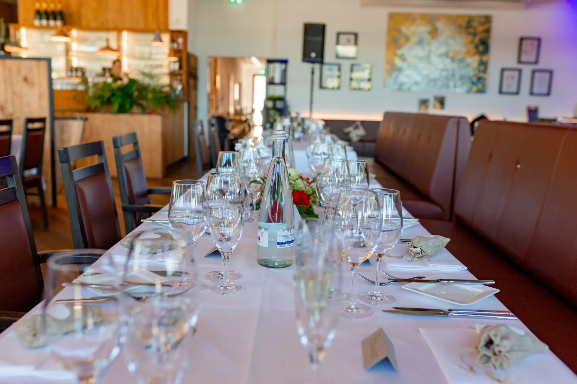 Festlich gedeckte Tafel im Restaurant des Alten Ruderhauses Worms