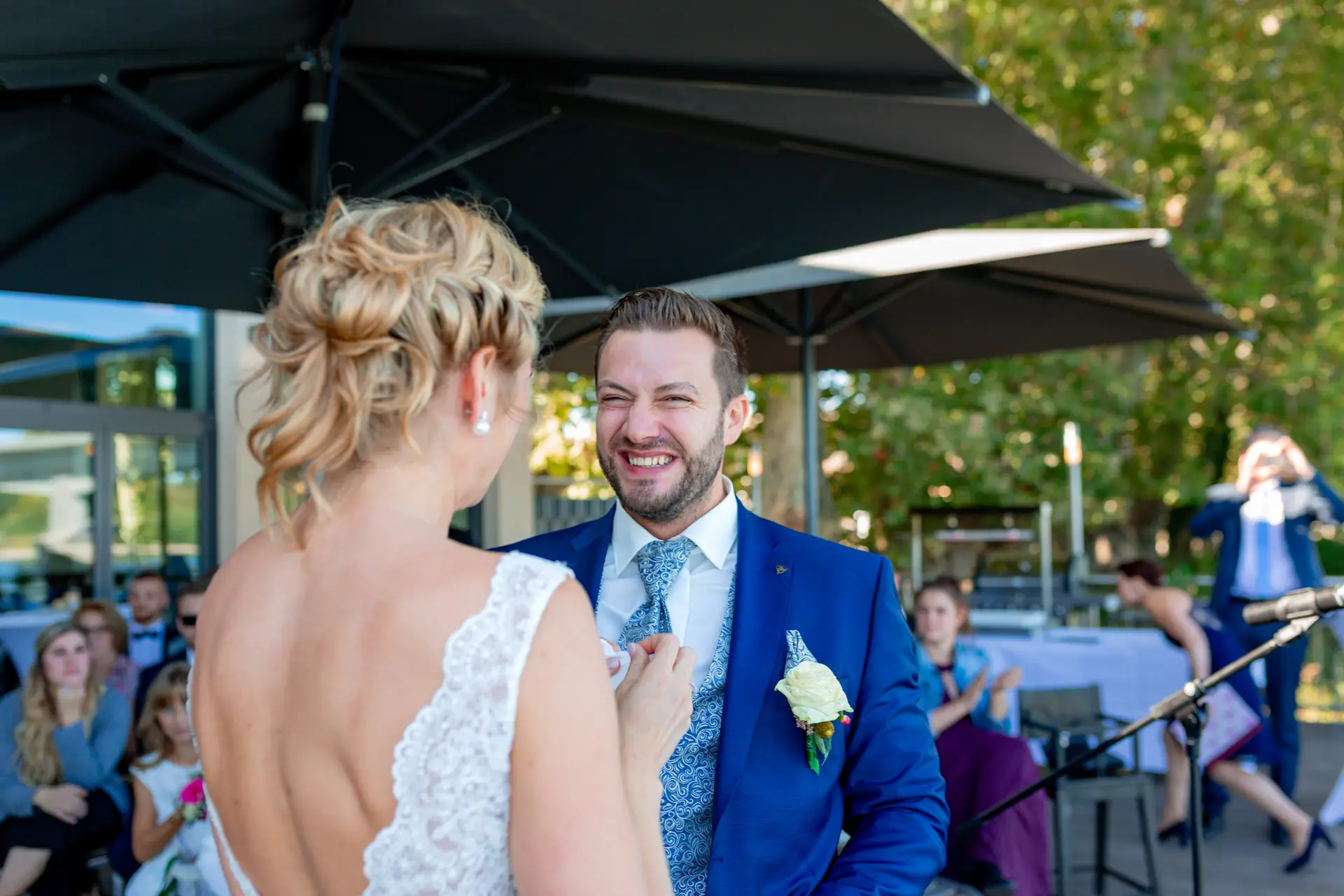 Freie Trauung auf der Terrasse des Alten Ruderhauses in Worms – Bräutigam lacht die Braut an