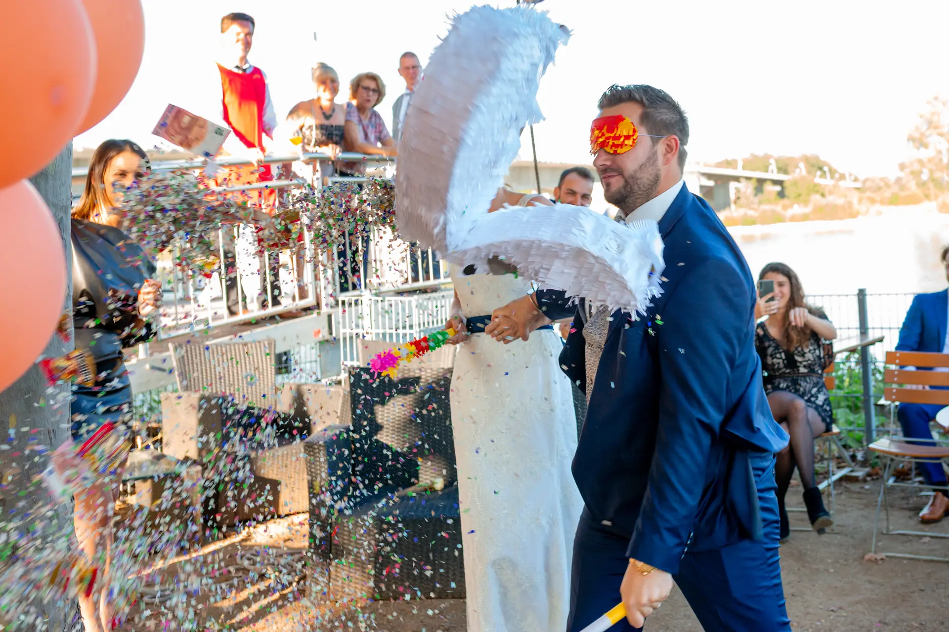 Piñata und Konfetti auf dem Vorplatz des Alten Ruderhauses Worms – Brautpaar wird von Gästen empfangen